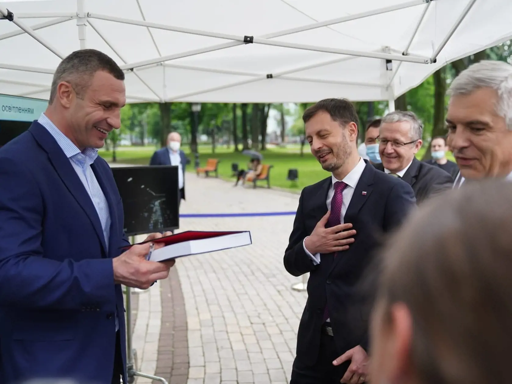 Eduard Heger počas sa návštevy Kyjeva stretol stamojším primátorom, bývalým boxerom, Vitalijom Kličkom.