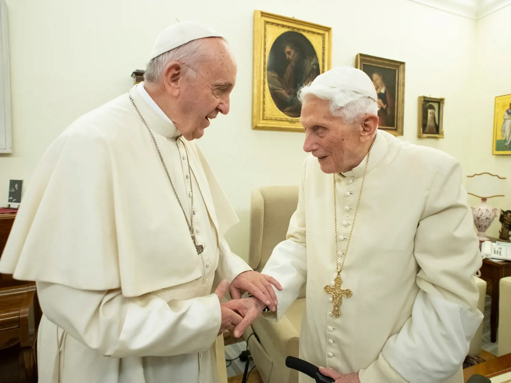 Pápež František a emeritný pápež Benedikt XVI.