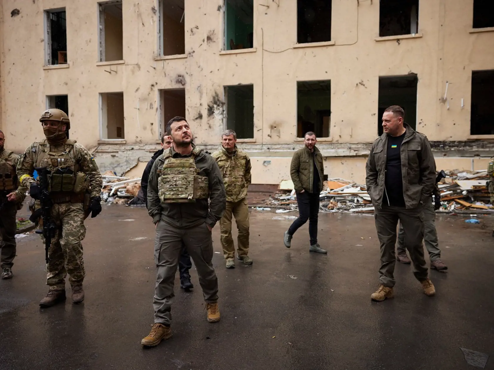 Volodymyr Zelenskyj počas návštevy frontovej línie v Charkovskej oblasti na severovýchode Ukrajiny. Ukrajinský prezident vycestoval 29. mája 2022 prvýkrát od začiatku vojny na Ukrajine mimo Kyjevskej oblasti.