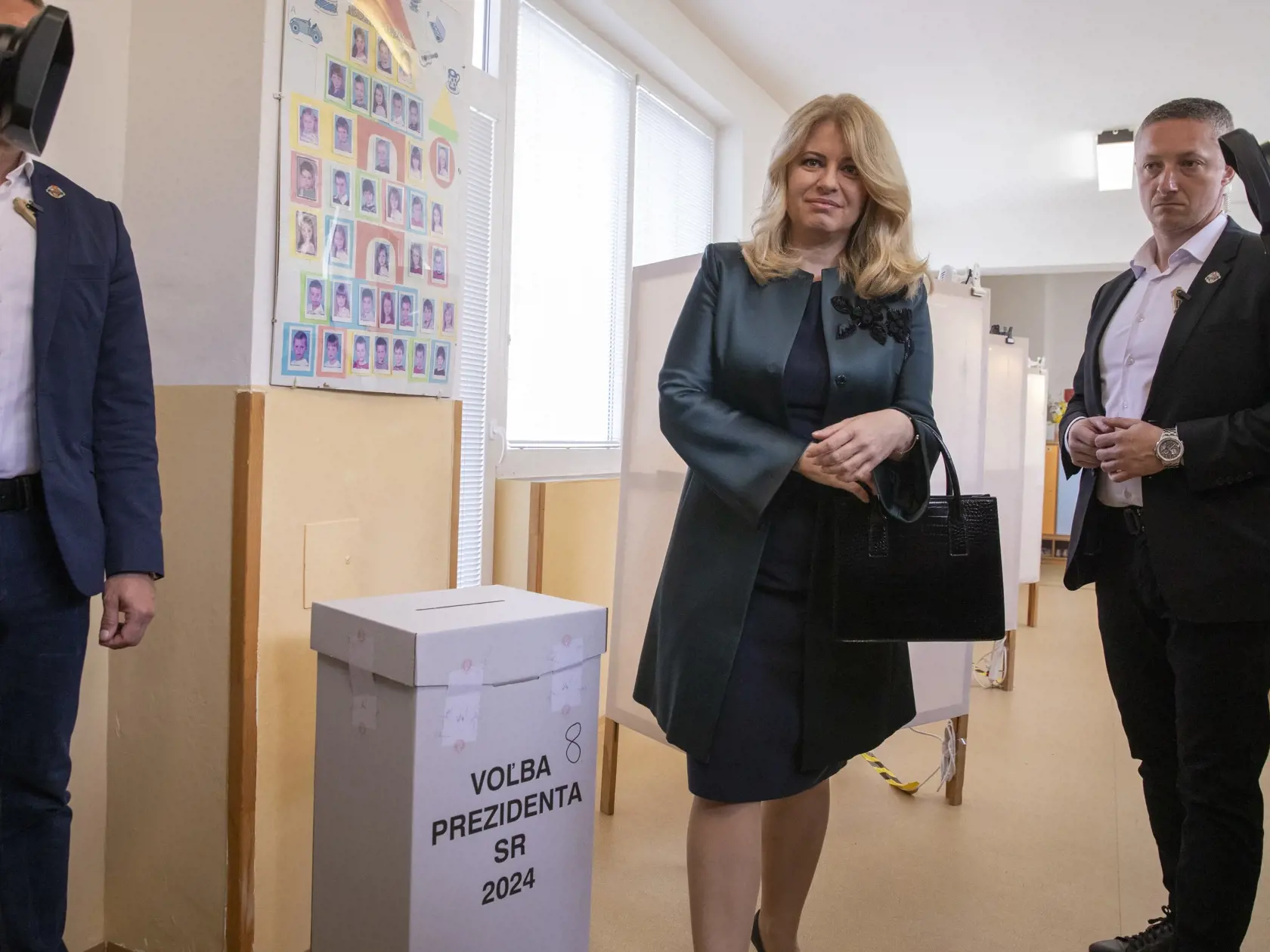  Na snímke prezidentka Slovenskej republiky Zuzana Čaputová volí nového prezidenta vo svojom bydlisku, v Pezinku.