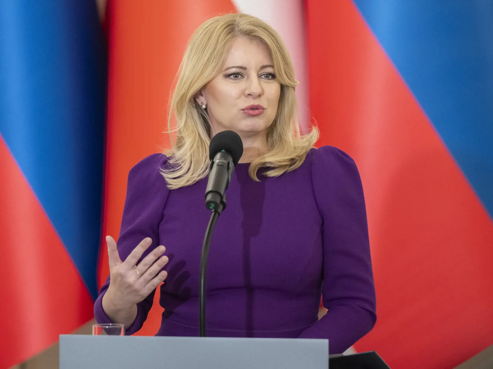 Prezidentka SR Zuzana Čaputová odcestovala v utorok 16. apríla 2024 na rozlúčkovú návštevu Poľska. Na snímke prezidentka SR Zuzana Čaputová gestikuluje počas spoločnej tlačovej konferencie s poľským prezidentom Andrzejom Dudom vo Varšave v utorok 16. apríla 2024. FOTO TASR - Martin Baumann