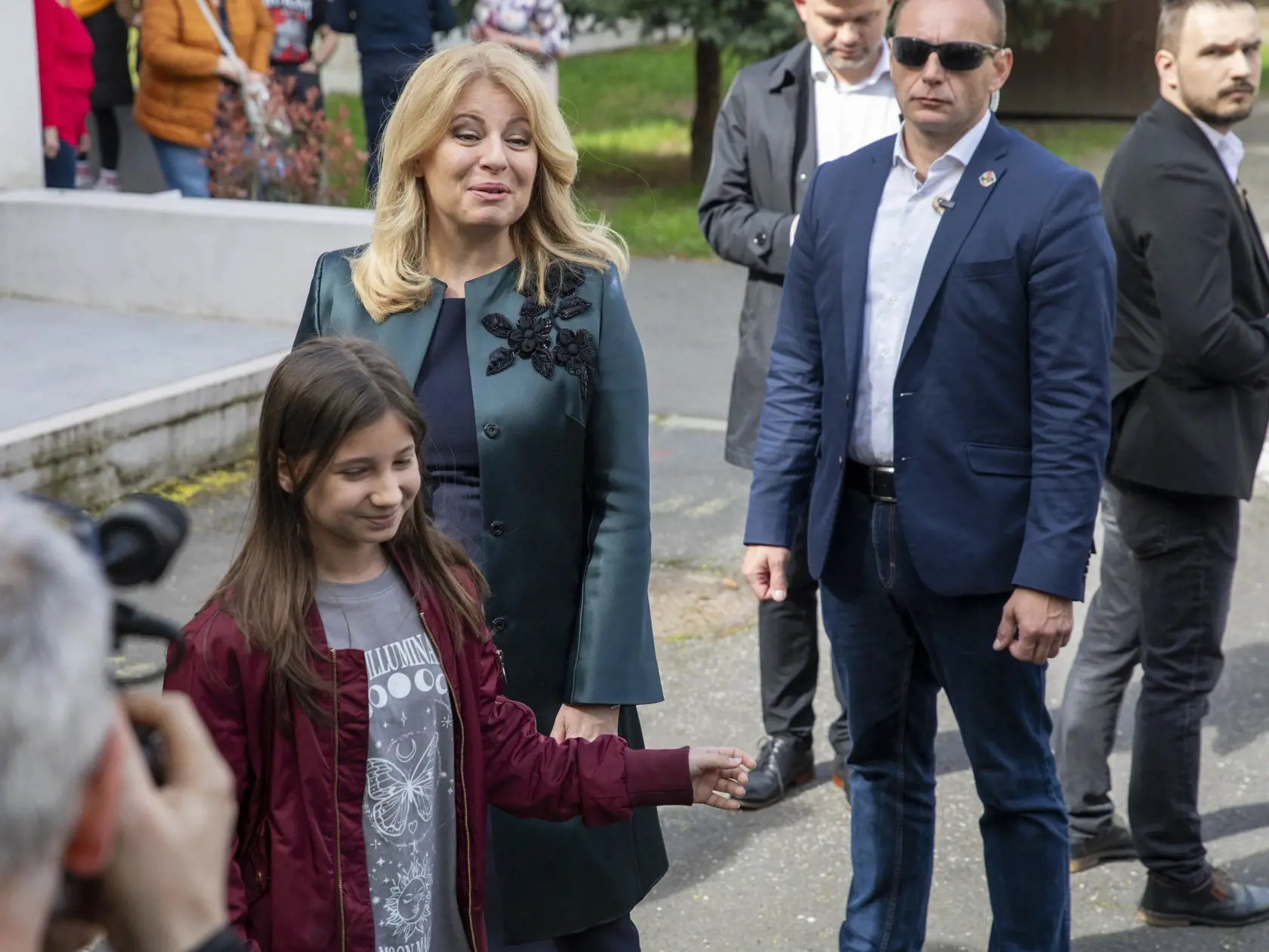  Na snímke prezidentka Slovenskej republiky Zuzana Čaputová volí nového prezidenta vo svojom bydlisku, v Pezinku.