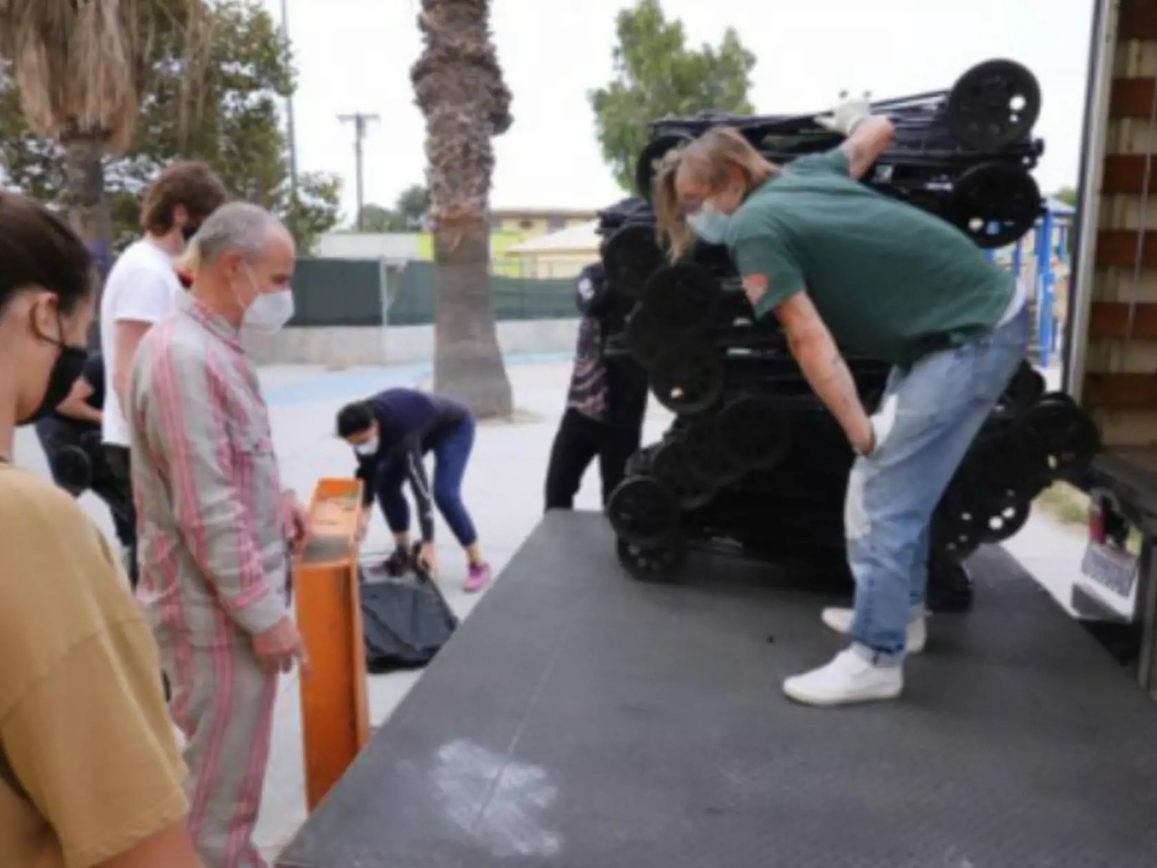 Od leta totiž dobrovoľne najmenej 30-krát dodával jedlo obyvateľom v južnom Los Angeles, ktorých pandémia zasiahla aj po finančnej stránke a tak sa ocitli na hranici chudoby.