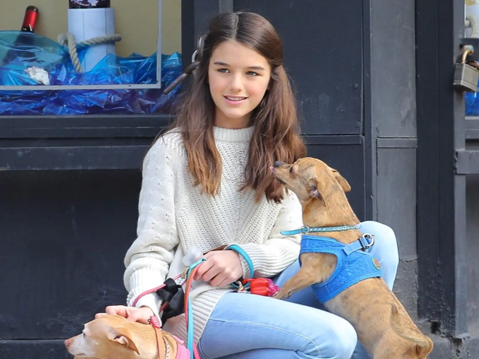 Suri Cruise bola v uliciach New Yorku úplne sama. Spoločnosť jej robili dvaja havkáči.