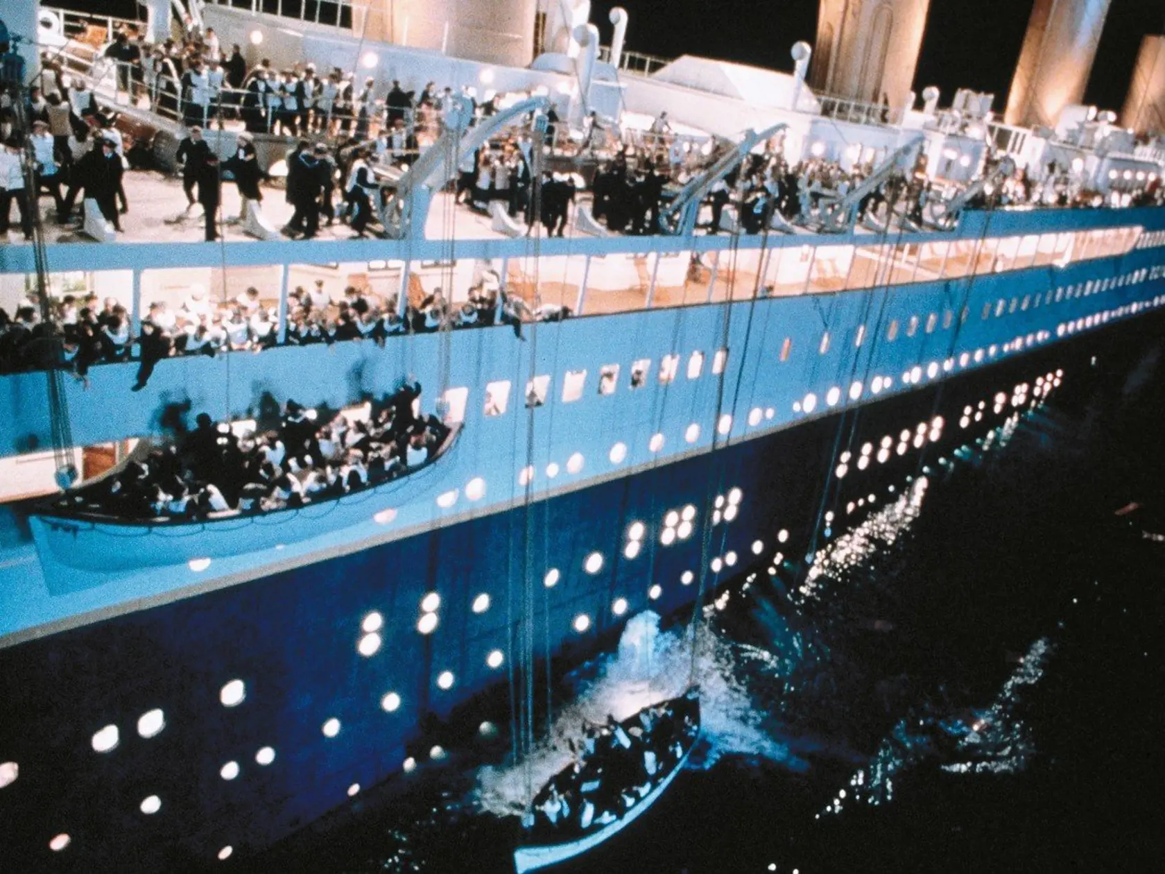 Titanic sa potopil 15. apríla 1912, film s rovnomenným názvom vznikol v roku 1997.