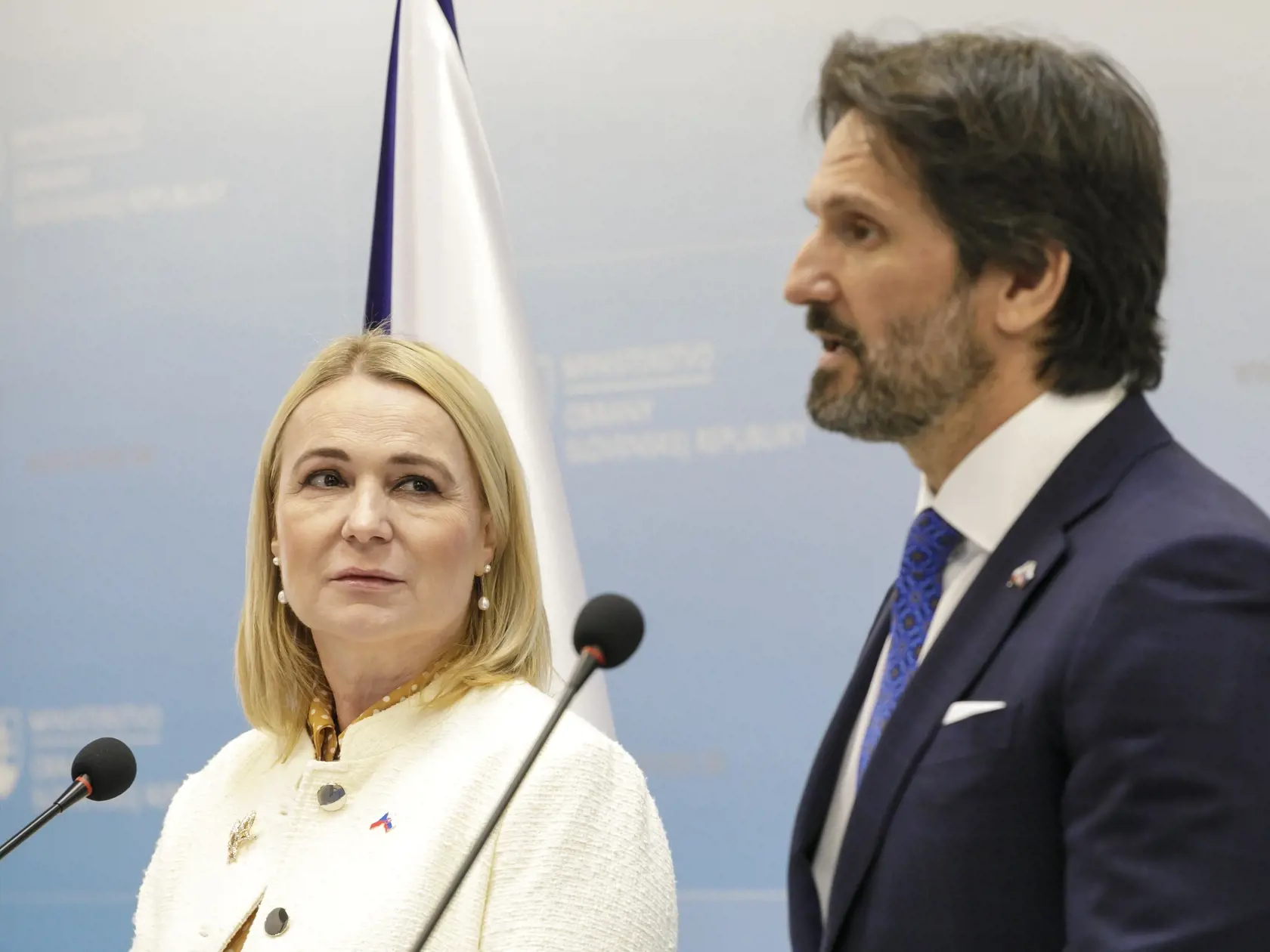 Na snímke podpredseda vlády a minister obrany SR Robert Kaliňák a ministerka obrany ČR Jana Černochová počas tlačovej konferencie pri príležitosti oficiálnej návštevy českej ministerky obrany na Slovensku v Bratislave 6. marca 2025. 