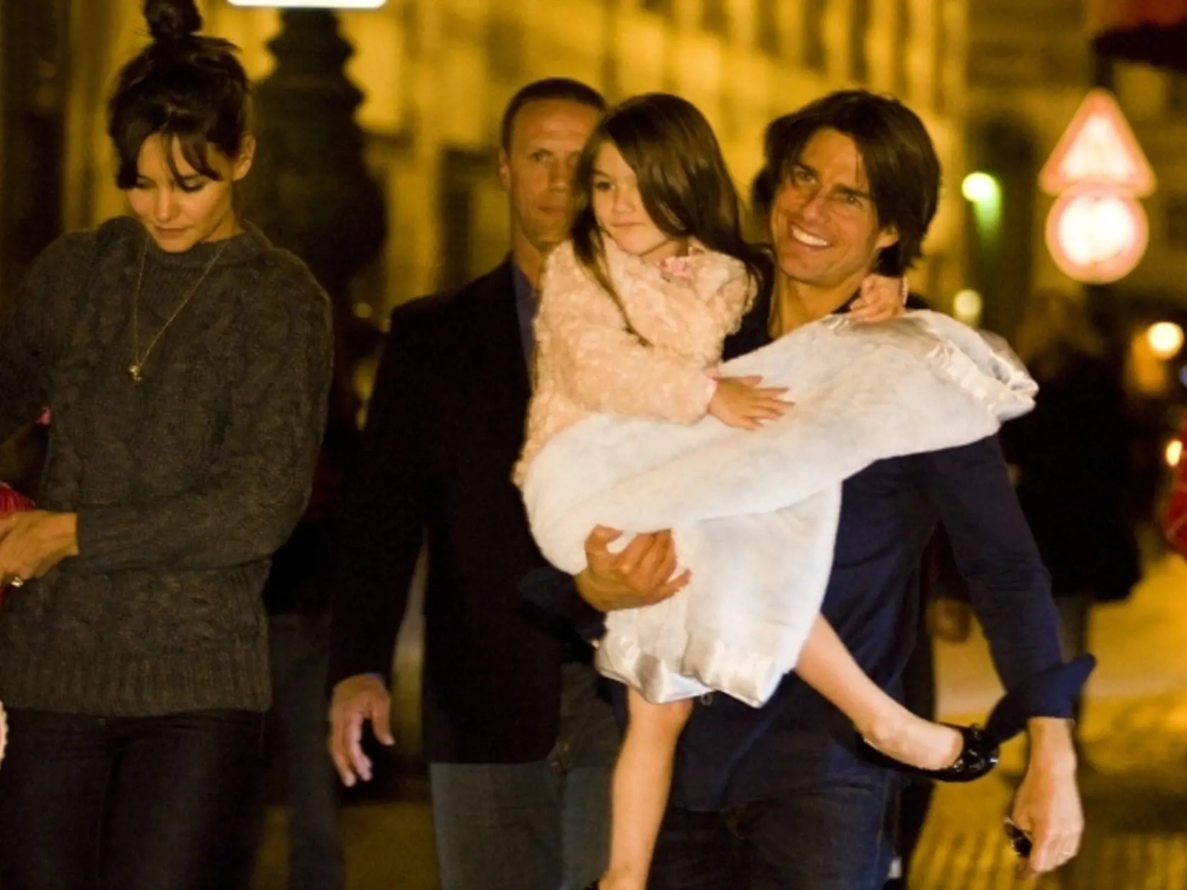 Suri Cruise s rodičmi v Prahe