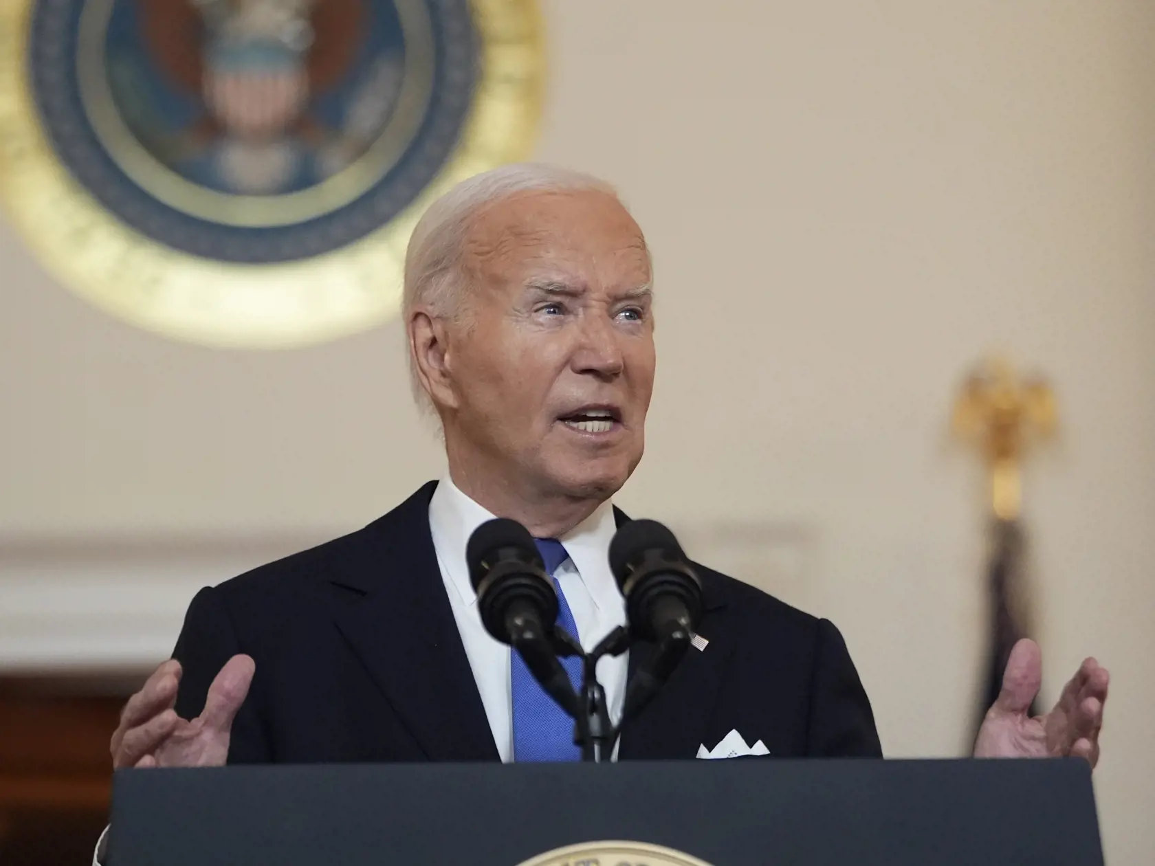 Americký prezident Joe Biden hovorí v Bielom dome v pondelok 1. júla 2024 vo Washingtone. Americký prezident Joe Biden v pondelok ostro skritizoval rozhodnutie Najvyššieho súdu USA o prezidentskej imunite. Rozhodnutie sa považuje za víťazstvo Donalda Trumpa, jeho pravdepodobného súpera v novembrových prezidentských voľbách.  Najvyšší súd v pondelok rozhodol, že Trump má ako bývalý prezident určitú imunitu proti trestnému stíhaniu.