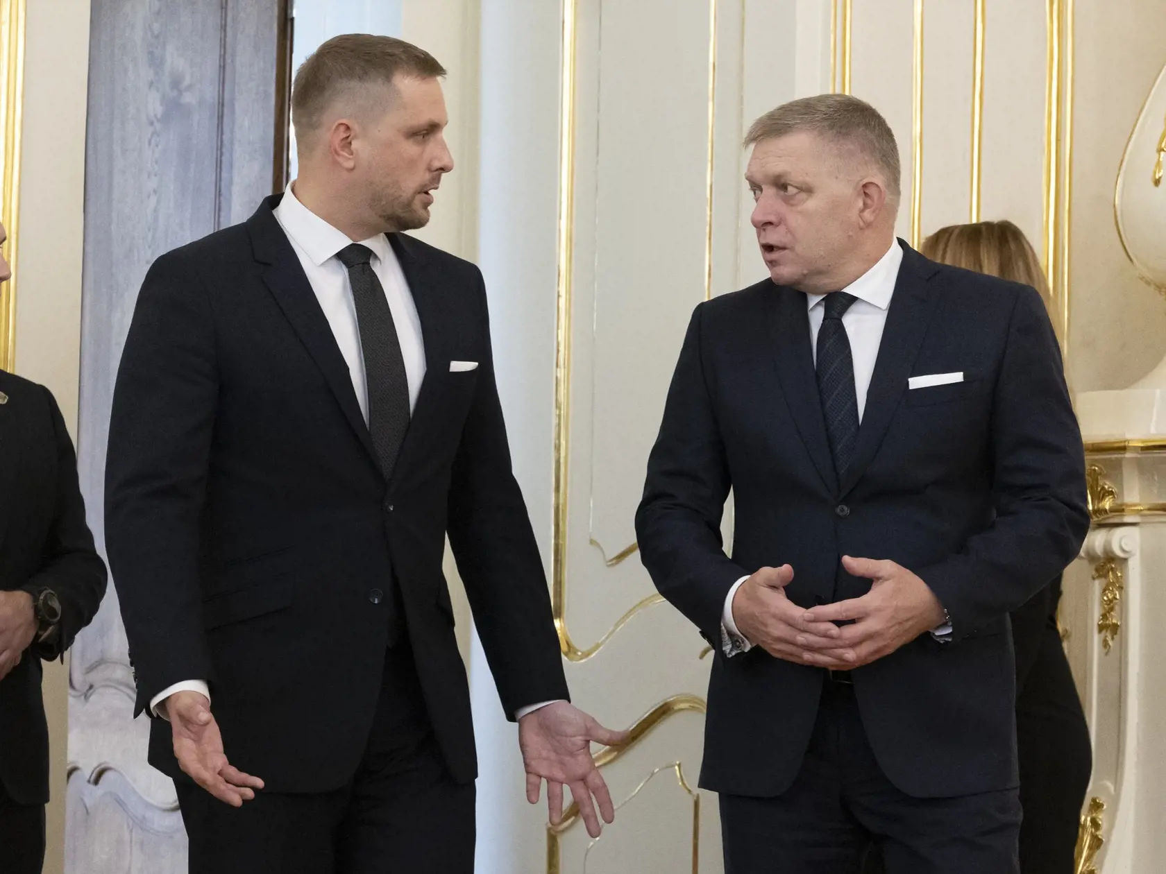Prezident Peter Pellegrini prijal demisiu ministerky zdravotníctva Zuzany Dolinkovej (Hlas-SD) v Prezidentskom paláci v Bratislave vo štvrtok 10. októbra 2024. Vo funkcii ju nahradil Kamil Šaško (Hlas-SD). Na snímke sprava predseda vlády SR Robert Fico (Smer -SD) a nový minister zdravotníctva SR Kamil Šaško (Hlas-SD) diskutujú v Prezidentskom paláci vo štvrtok 10. októbra 2024. Dolinková oznámila svoj koniec vo funkcii minulý týždeň. Rozhodnutie odôvodnila tým, že necíti podporu pre presadzovanie svojich cieľov a opatrení na zlepšenie zdravotníctva. Kritizovala okrem iného aj schválenie konsolidačných opatrení v parlamente. Kamil Šaško pôsobil ako štátny tajomník na ministerstve hospodárstva. Vláda ho z tejto pozície odvolala v stredu 9. októbra. FOTO TASR - Martin Baumann