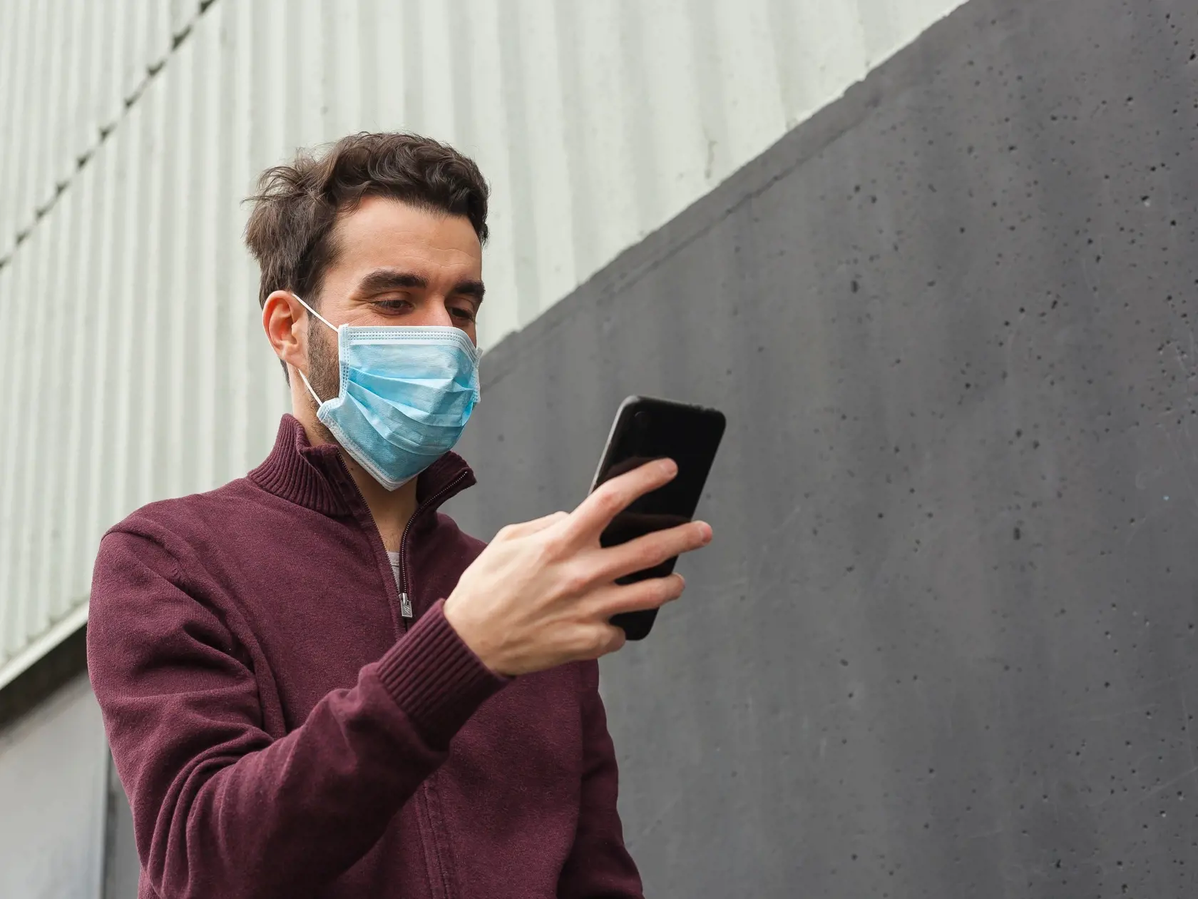 Práve problém s čakaním na vyhotovenie objednávky rieši slovenský startup Eatster. Cez jeho aplikáciu si je možné objednať jedlo vopred a následne si ho hotové už vyzdvihnúť. Platí to aj pre osobný odber a aj pre tzv. drive in, teda vyzdvihnutie jedla autom.