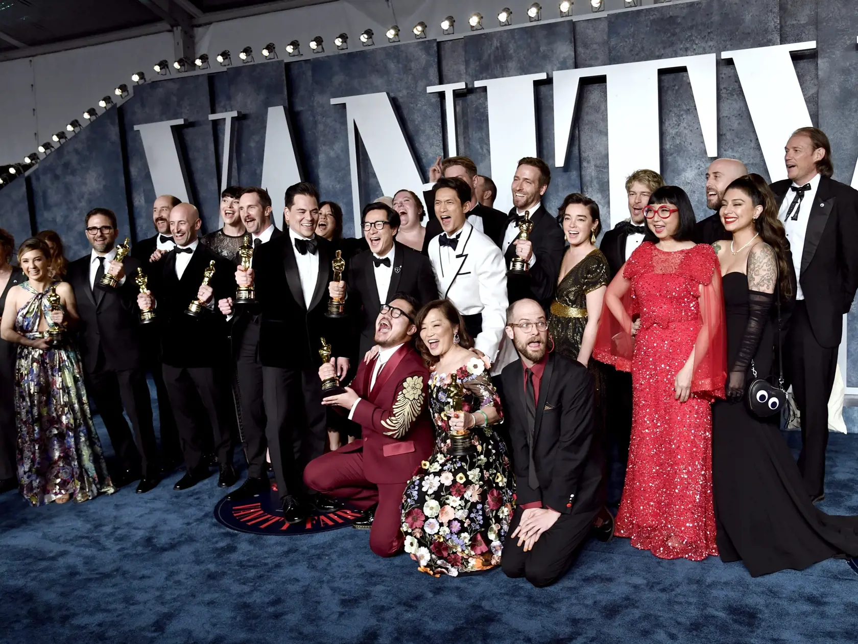 Na snímke herci a členovia štábu Oscarom oceneného najlepšieho filmu Všetko, všade, naraz pózujú pred príchodom na Vanity Fair Oscar Party po udeľovaní cien Americkej akadémie filmových umení a vied (AMPAS) v Beverly Hills v Kalifornii v noci na pondelok 13. marca 2023.