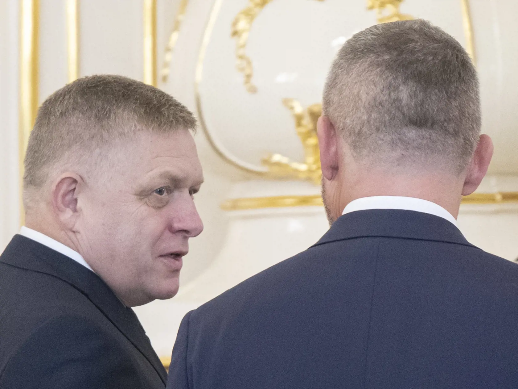Prezident Peter Pellegrini prijal demisiu ministerky zdravotníctva Zuzany Dolinkovej (Hlas-SD) v Prezidentskom paláci v Bratislave vo štvrtok 10. októbra 2024. Vo funkcii ju nahradil Kamil Šaško (Hlas-SD). Na snímke sprava prezident SR Peter Pellegrini a premiér SR Robert Fico (Smer-SD) diskutujú po vymenovaní nového ministra zdravotníctva Kamila Šaška v Prezidentskom paláci v Bratislave vo štvrtok 10. októbra 2024. Dolinková oznámila svoj koniec vo funkcii minulý týždeň. Rozhodnutie odôvodnila tým, že necíti podporu pre presadzovanie svojich cieľov a opatrení na zlepšenie zdravotníctva. Kritizovala okrem iného aj schválenie konsolidačných opatrení v parlamente. Kamil Šaško pôsobil ako štátny tajomník na ministerstve hospodárstva. Vláda ho z tejto pozície odvolala v stredu 9. októbra. FOTO TASR - Martin Baumann