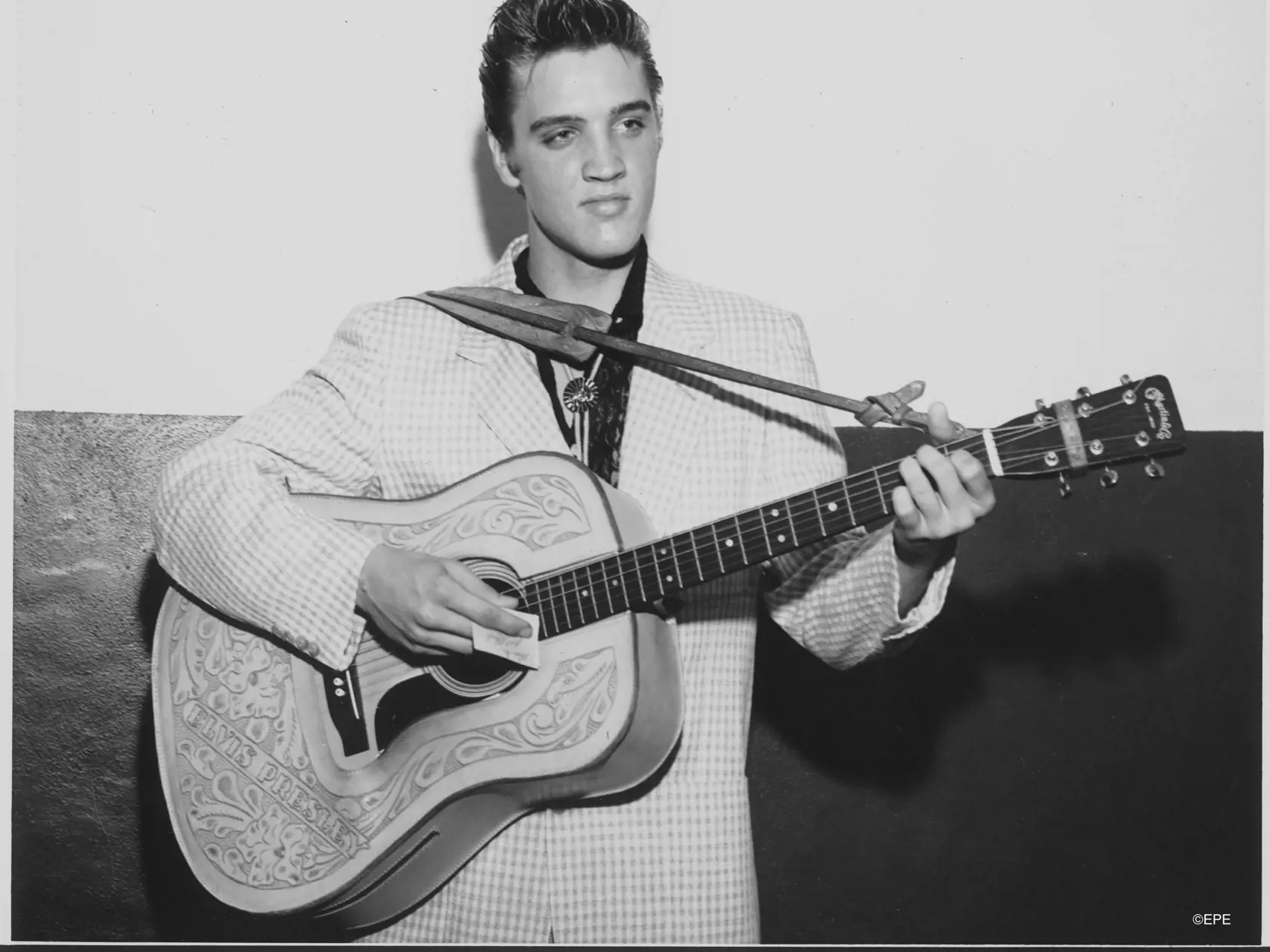 Elvis Presley je známy ako kráľ rokenrolu. Aj po všetkých tých rokoch je považovaný za jedného z najvplyvnejších hudobníkov všetkých čias, najmä ak vezmeme do úvahy, že bol jedným z prvých, ktorý priniesol rockovú hudbu do mainstreamovej hudby.
