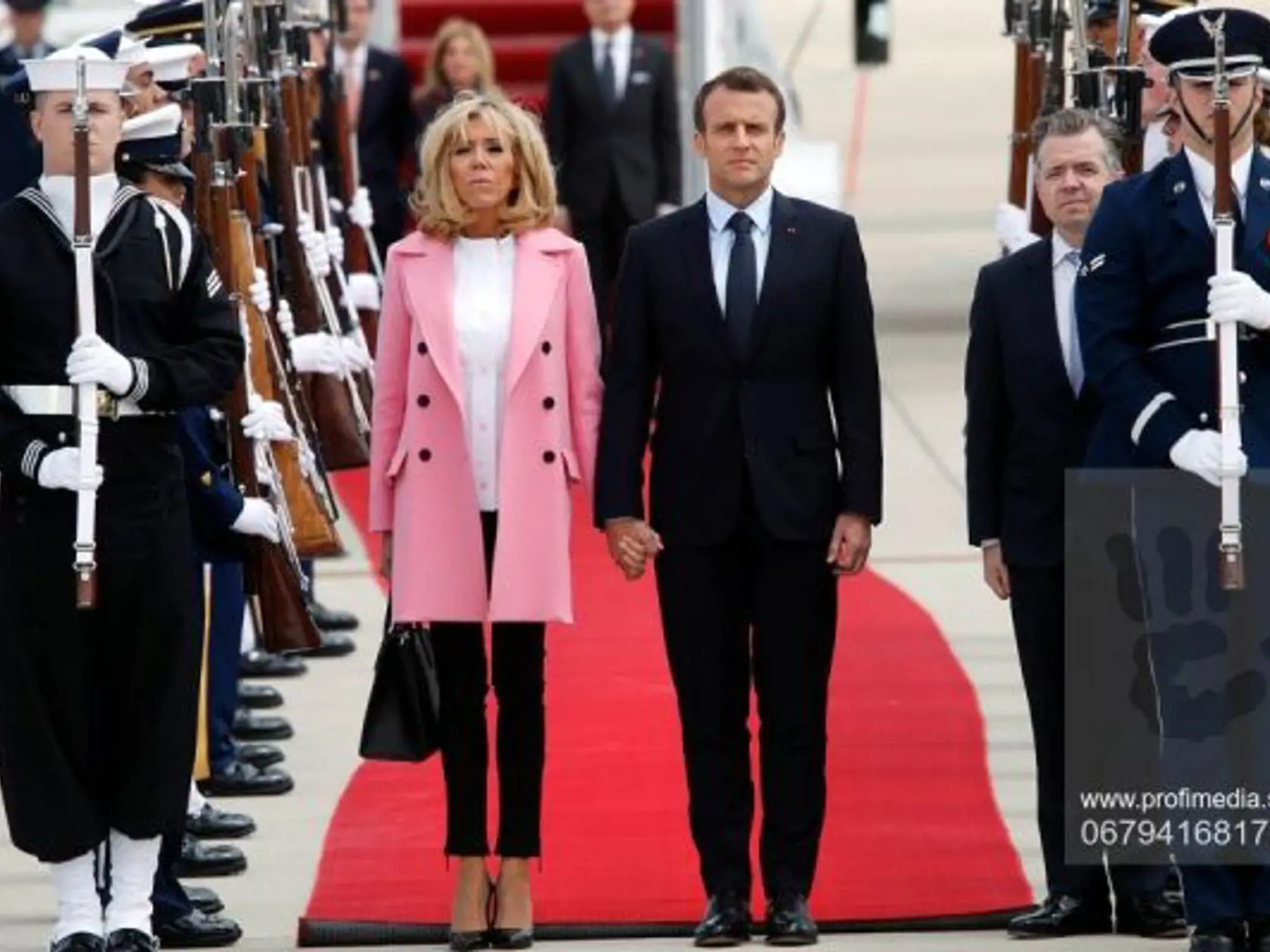 Brigitte Macronová, ktorú považuje Eva Pavlová za jeden zo svojich módnych vzorov, sa vždy dokáže obliecť šik, trendy a šmrncovne. Aj jej ružový kabát v porovnaní s ružovým kabátom Evy Pavlovej je nápaditejší, sviežejší a rozhodne zaujme.