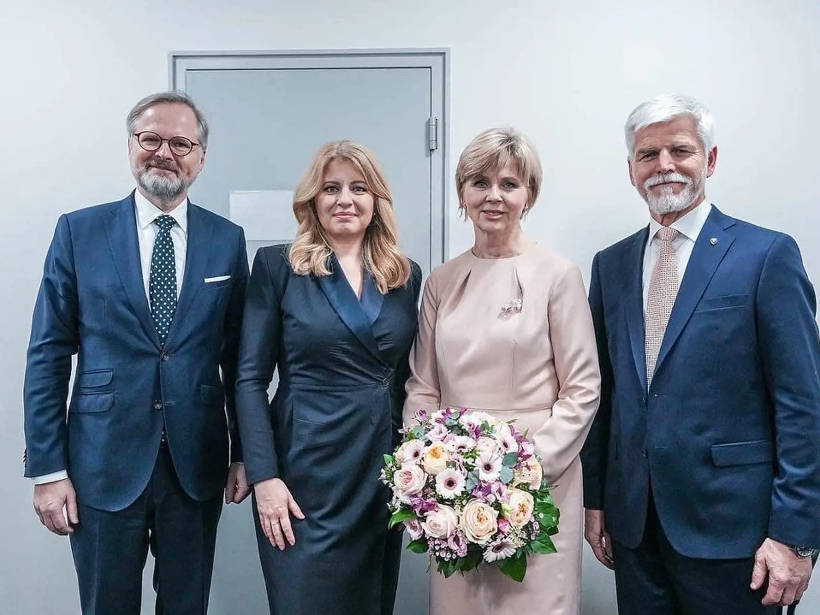 Počas vyhlasovania výsledkov volieb nová prvá dáma Eva Pavlová vyniesla jedinečné šperky, náušnice s motívom a brošňu s kvetom ružového gaštanu. Za oboma šperkami stojí dizajnér Hanuš Lamr. Okrem doplnkov však prvá dáma zaujala aj svojim dokonalým vzhľadom a eleganciou.