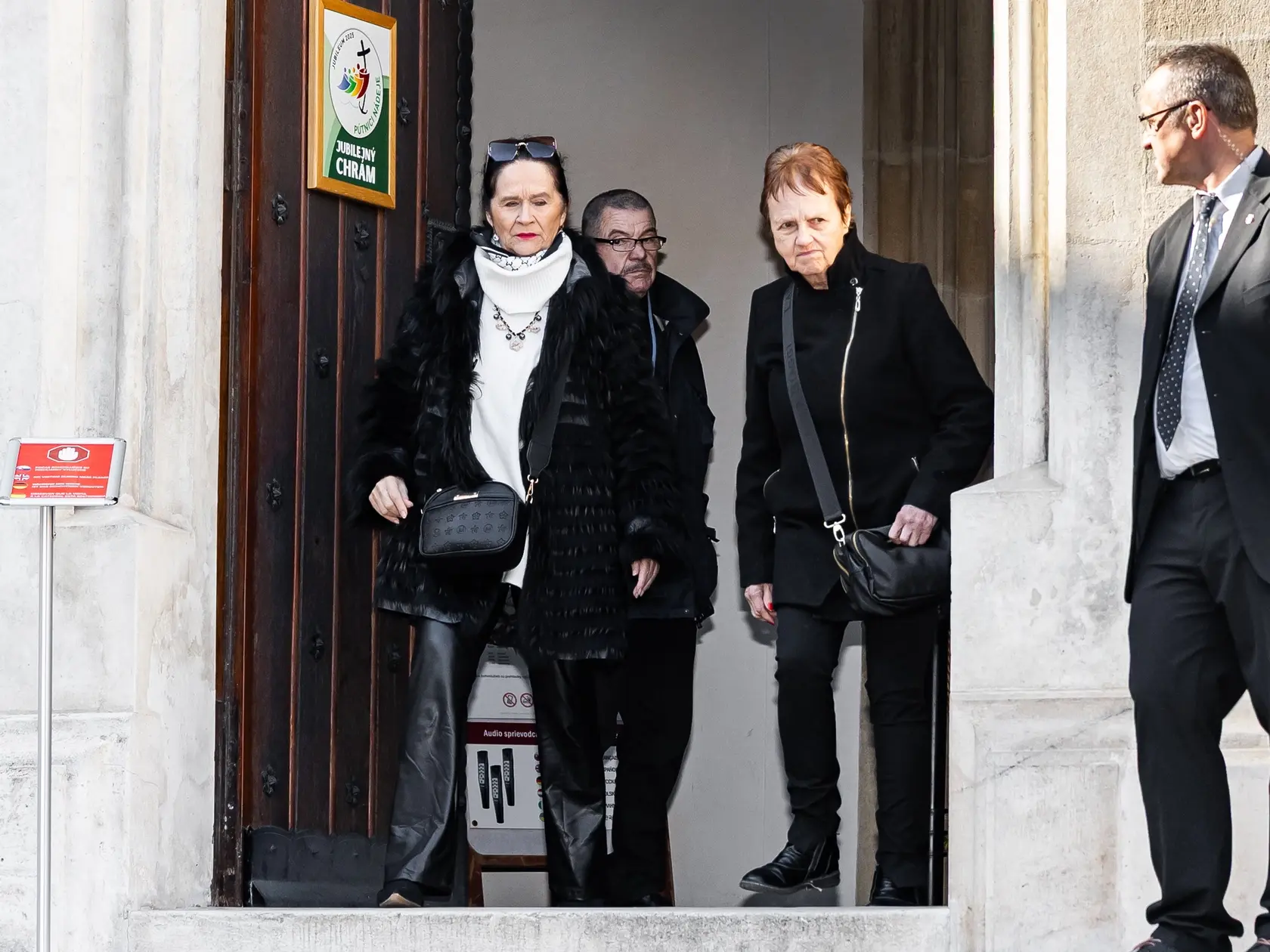 Posledná rozlúčka s hercom Štefanom Kvietikom za účasti rodiny aj verejnosti v Katedrále sv. Martina v Bratislave. Na snímke Hana Gregorová.