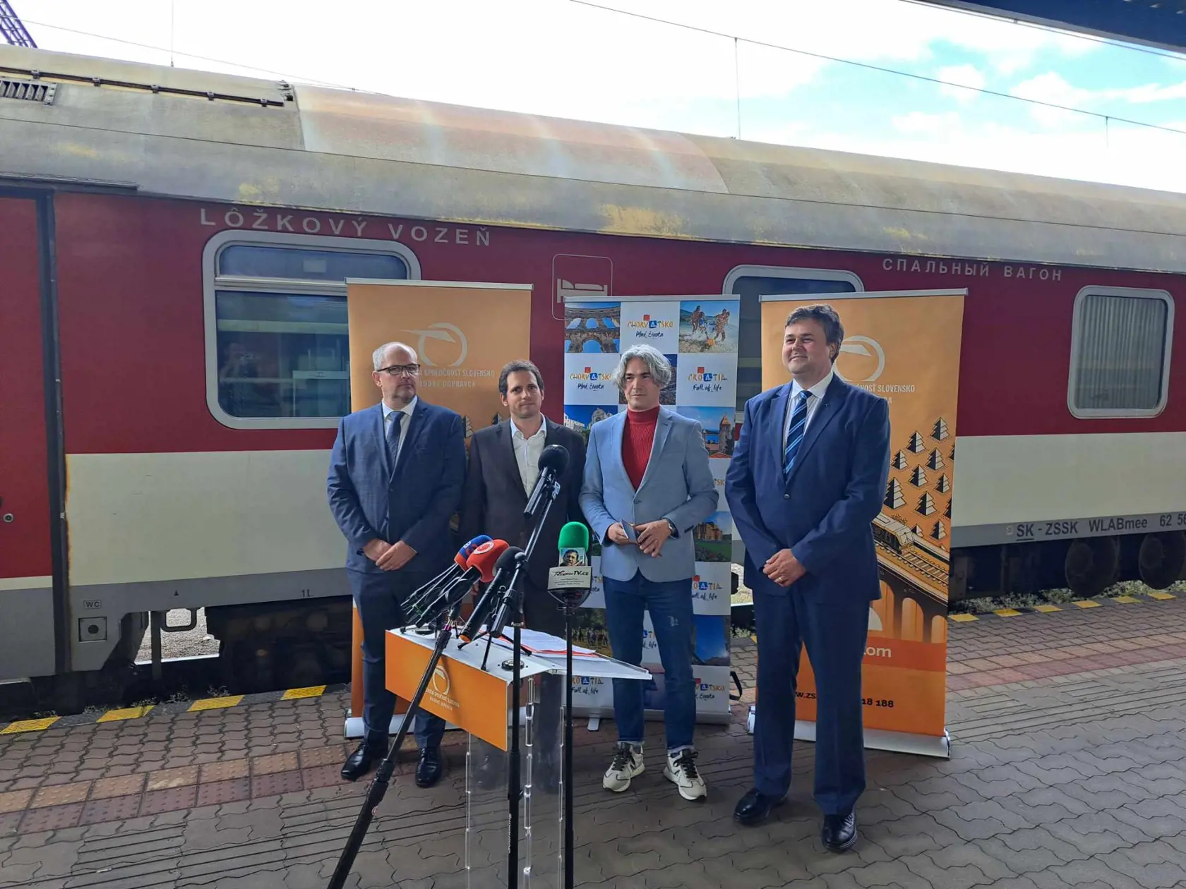 Prvé vypravenie vlaku do Splitu túto sezónu: zľava riaditeľ úseku prevádzky ZSSK Karol Henzély, člen predstavenstva ZSSK Martin Bahurinský, riaditeľ zastúpenia chorvátskeho turistického združenia v SR a ČR Miodrag Mlačić a generálny riaditeľ ZSSK Peter Helexa.
