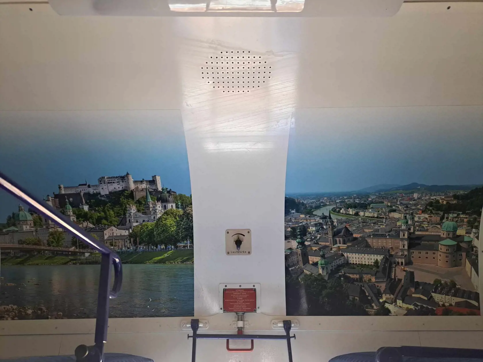 V kupé vo vlaku nechýbajú ani fotografie mesta Split.