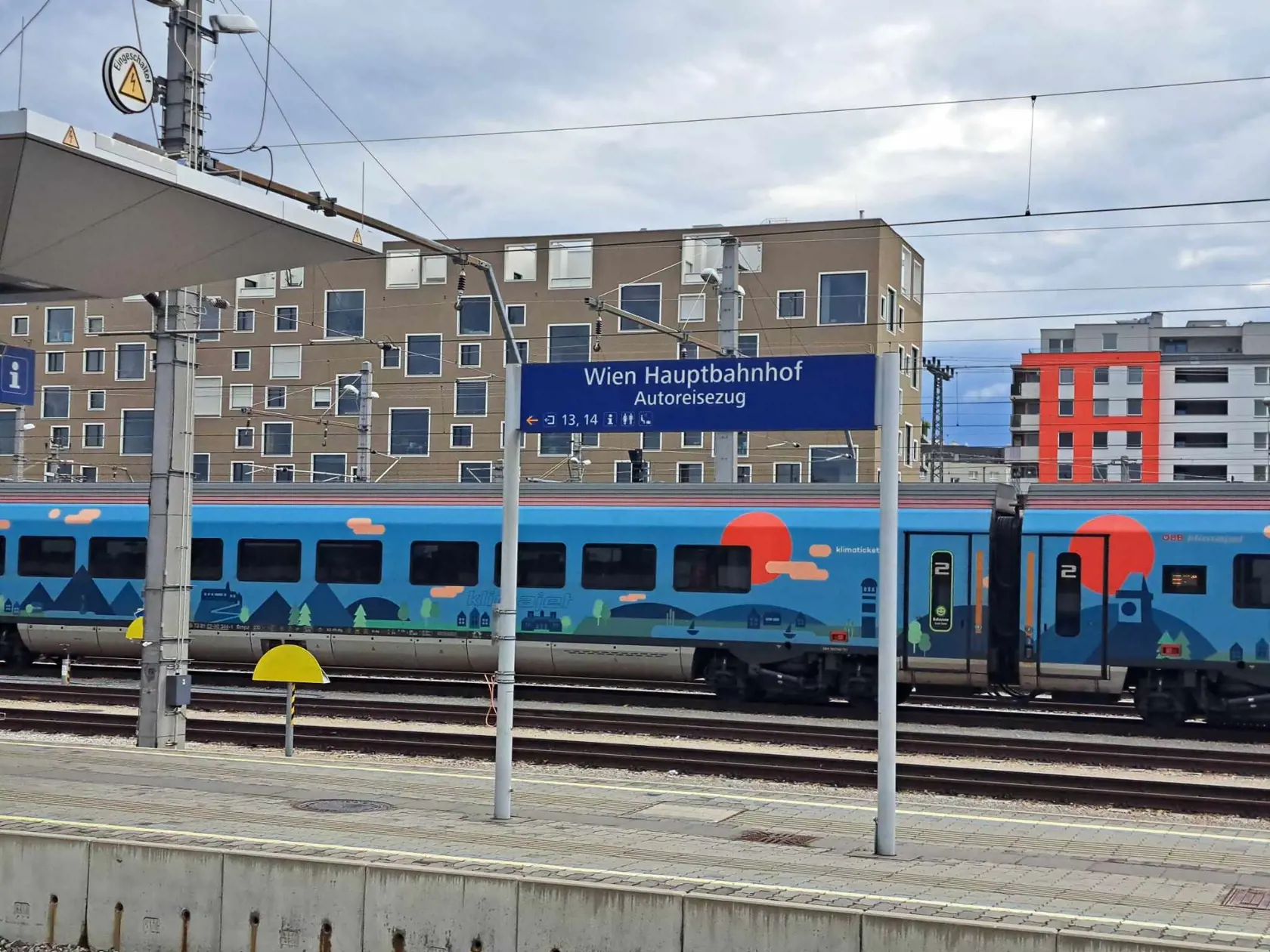 Vo Viedni pripojili autovlak s dvomi autami a 29 motorkami.