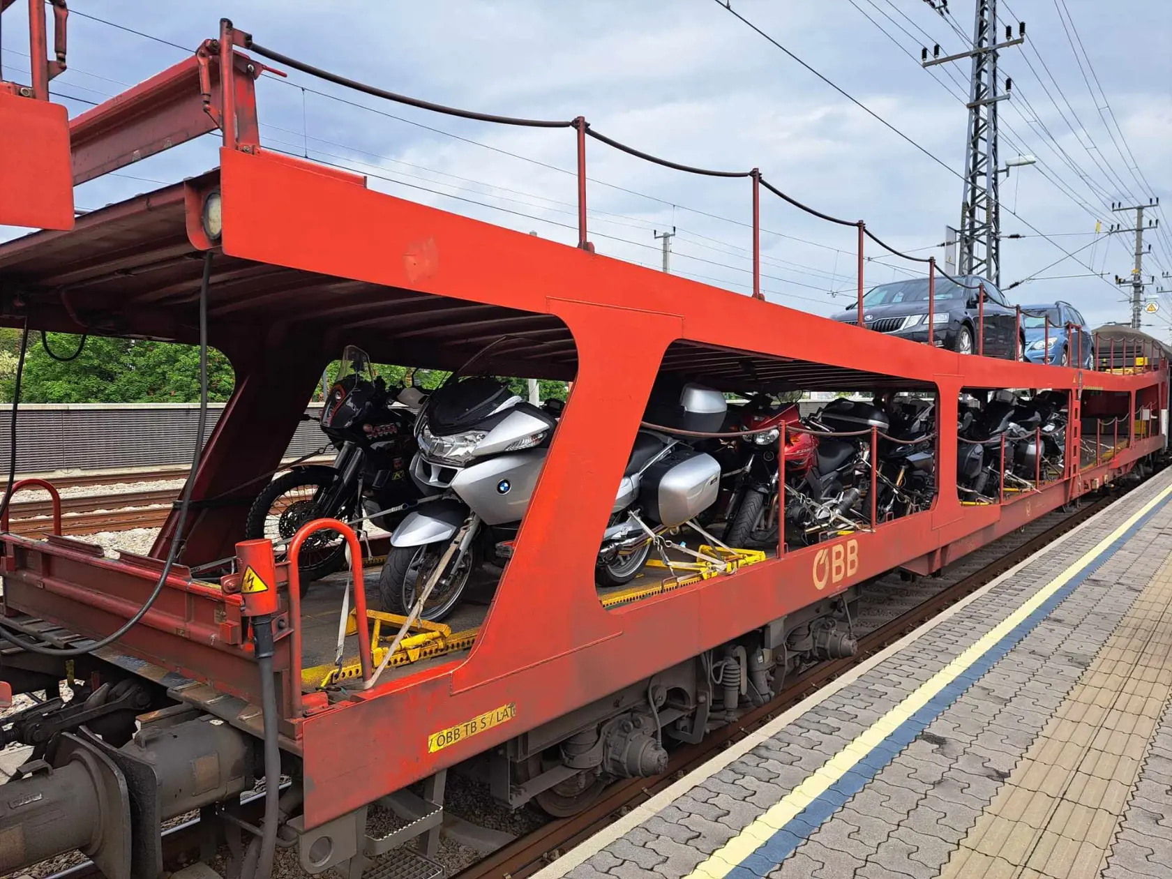 Vo Viedni pripojili autovlak s dvomi autami a 29 motorkami.