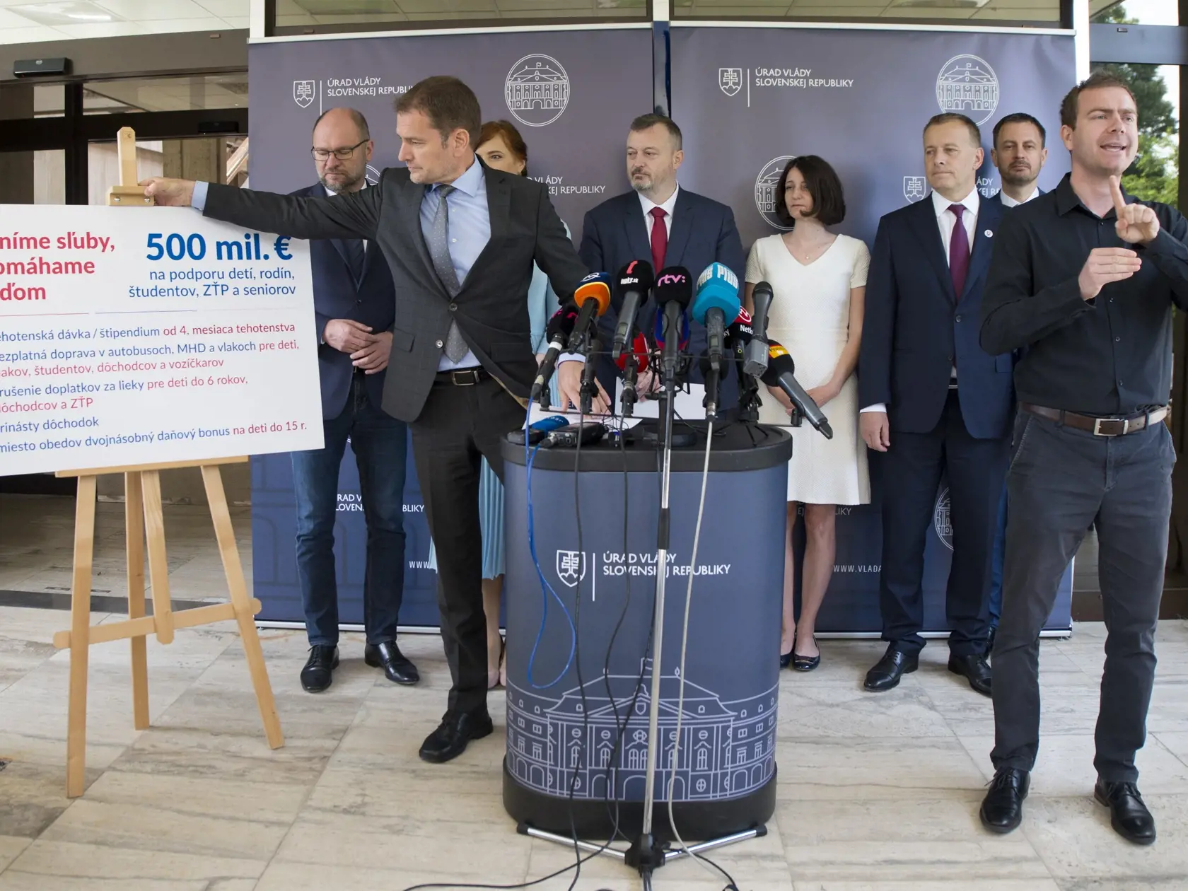 Takto predstavili členovia vládneho kabinetu v júli veľký sociálny balík, súčasťou ktorého boli aj 13. dôchodky.