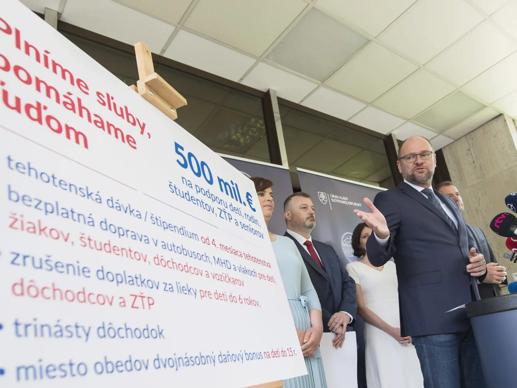 Takto predstavili členovia vládneho kabinetu v júli veľký sociálny balík, súčasťou ktorého boli aj 13. dôchodky.