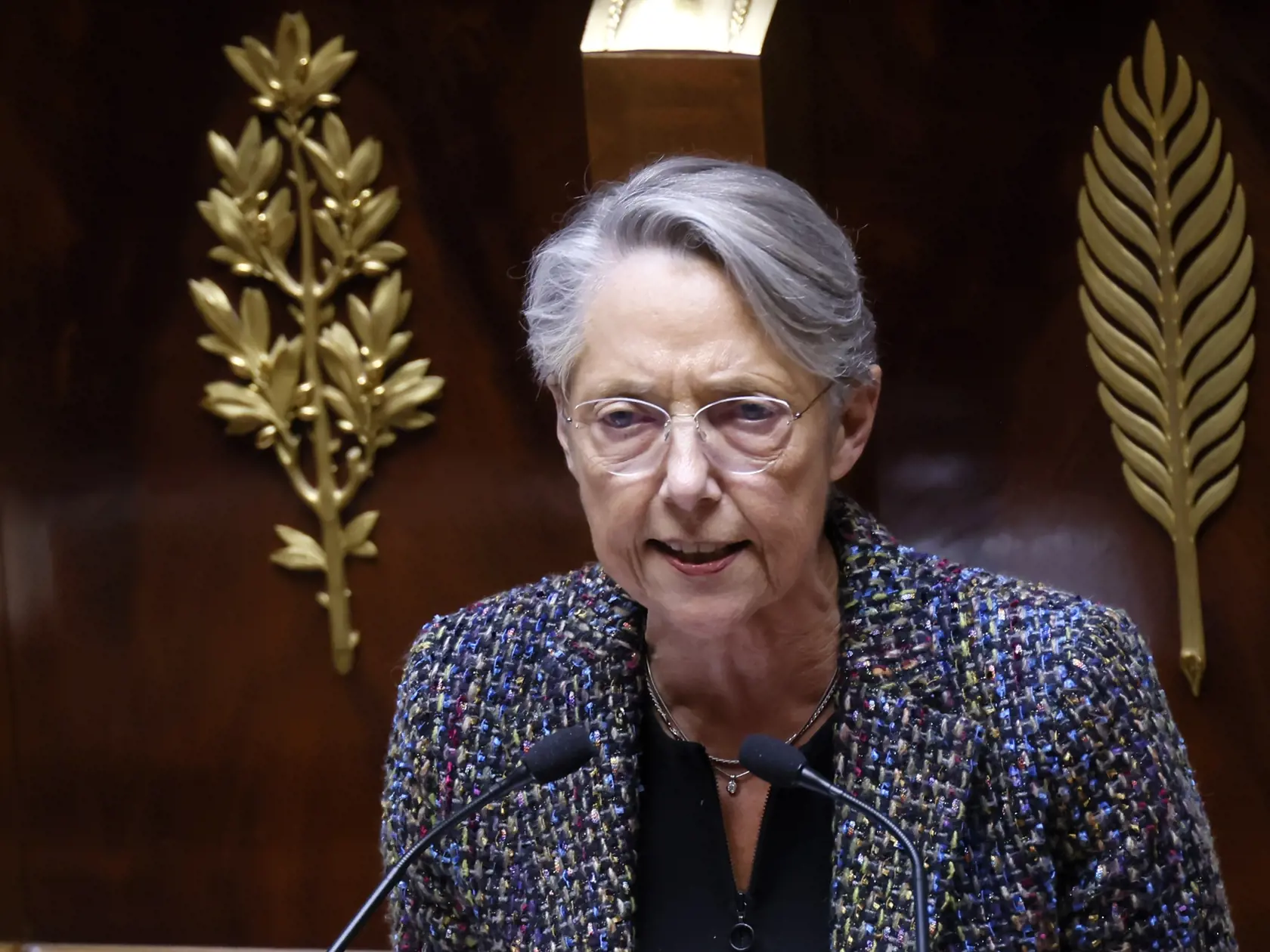 Francúzska premiérka Élisabeth Bornová vystupuje s prejavom v Národnom zhromaždení v Paríži vo štvrtok 16. marca 2023. Bornová vo štvrtok oznámila, že vláda schváli reformu dôchodkového systému bez hlasovania v Národnom zhromaždení, dolnej komore parlamentu. Krajne pravicová opozícia potom oznámila, že zvolá hlasovanie o vyslovení nedôvere vlády, ktorým podľa ústavy môže zabrániť schváleniu tohto zákona. Hlasovanie sa musí uskutočniť do 24 hodín.