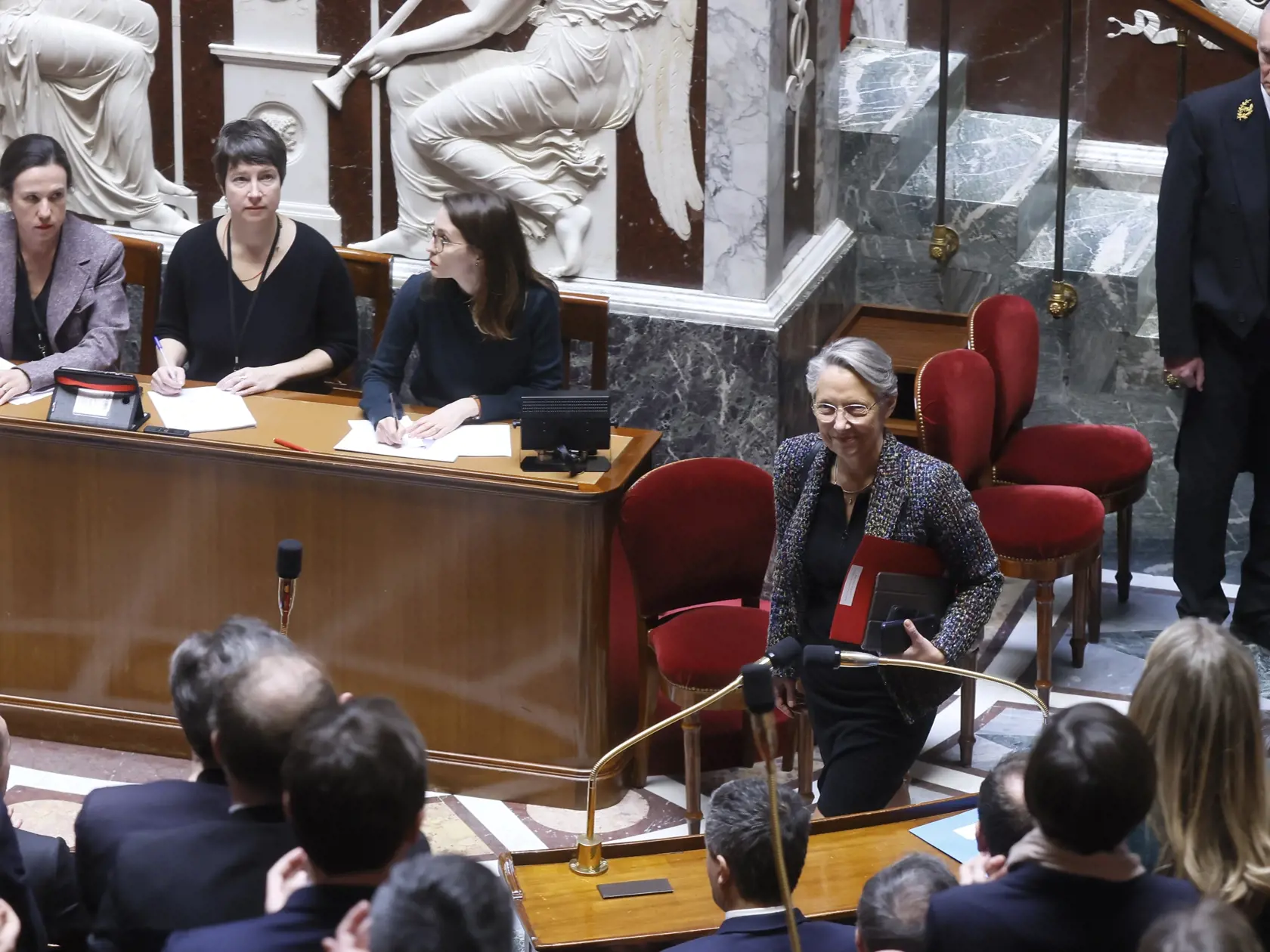 Francúzska premiérka Élisabeth Bornová prichádza vystúpiť s prejavom v Národnom zhromaždení v Paríži vo štvrtok 16. marca 2023.
