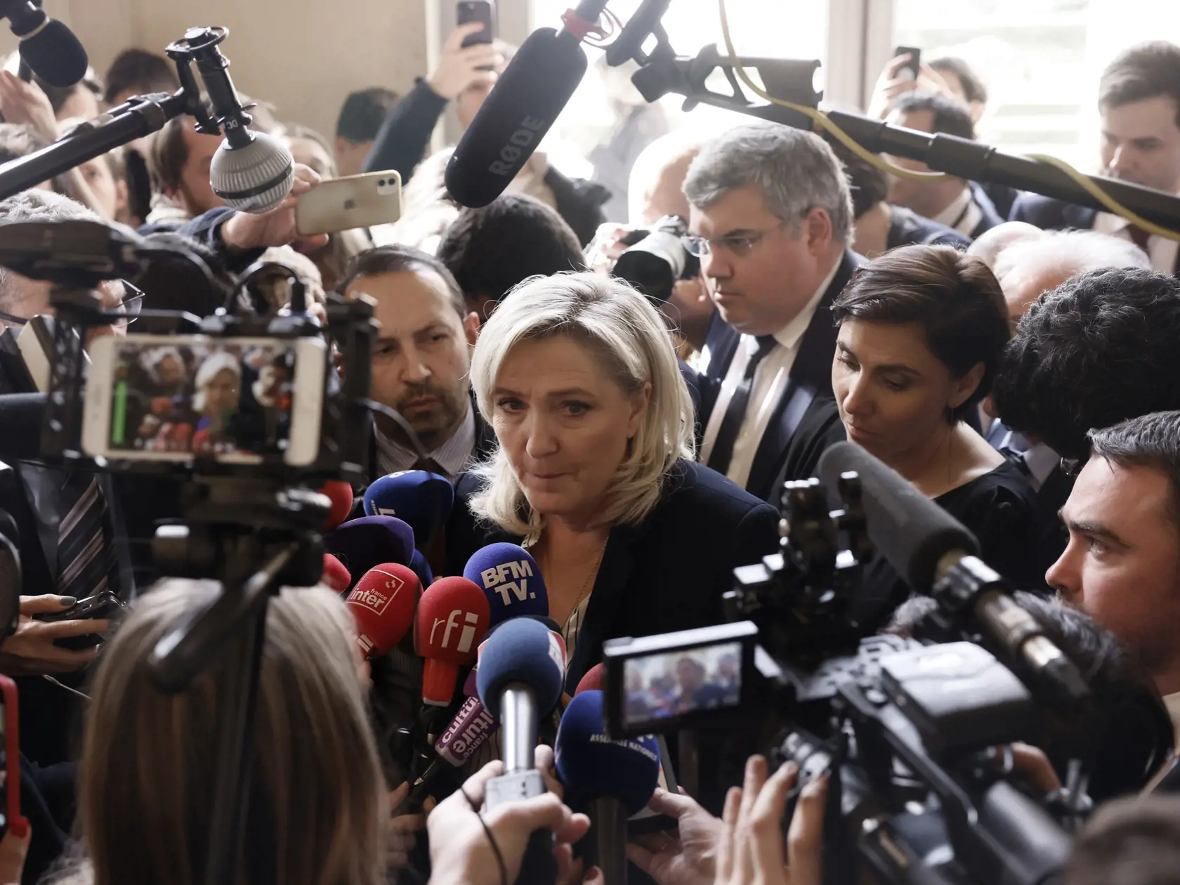 Predsedníčka poslaneckého klubu strany Národné združenie (RN) Marin Le Penová odpovedá na otázky novinárov v Národnom zhromaždení v Paríži vo štvrtok 16. marca 2023.
