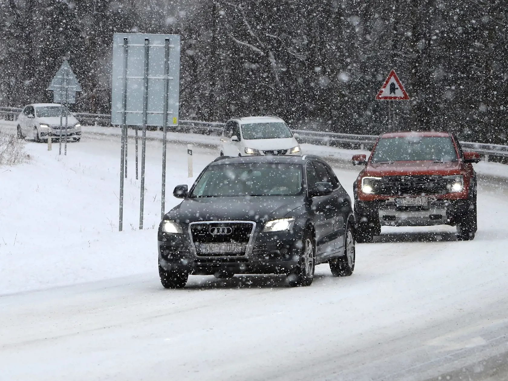 Horské priechody Donovaly a Šturec sú pre nepriaznivé počasie uzavreté pre nákladnú dopravu nad desať metrov. Na snímke horský priechod Donovaly pri Banskej Bystrici 22. novembra 2024.  FOTO TASR - Ján Krošlák