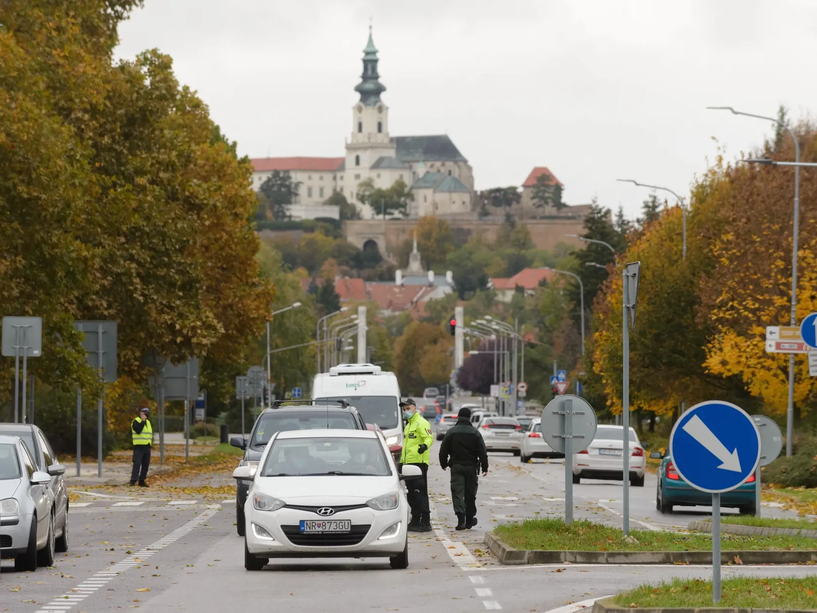 Na Slovensku sa začalo celoplošné testovanie na ochorenie COVID-19. Testovať sa bude od soboty 31. októbra do nedele 1. novembra. Vytvorených má byť viac ako 5000 odberných miest a 4901 odberných tímov. Na snímke autá čakajúce na odberné miesto na výstavisku Agrokomplex v Nitre 31. októbra 2020. FOTO TASR - Henrich Mišovič