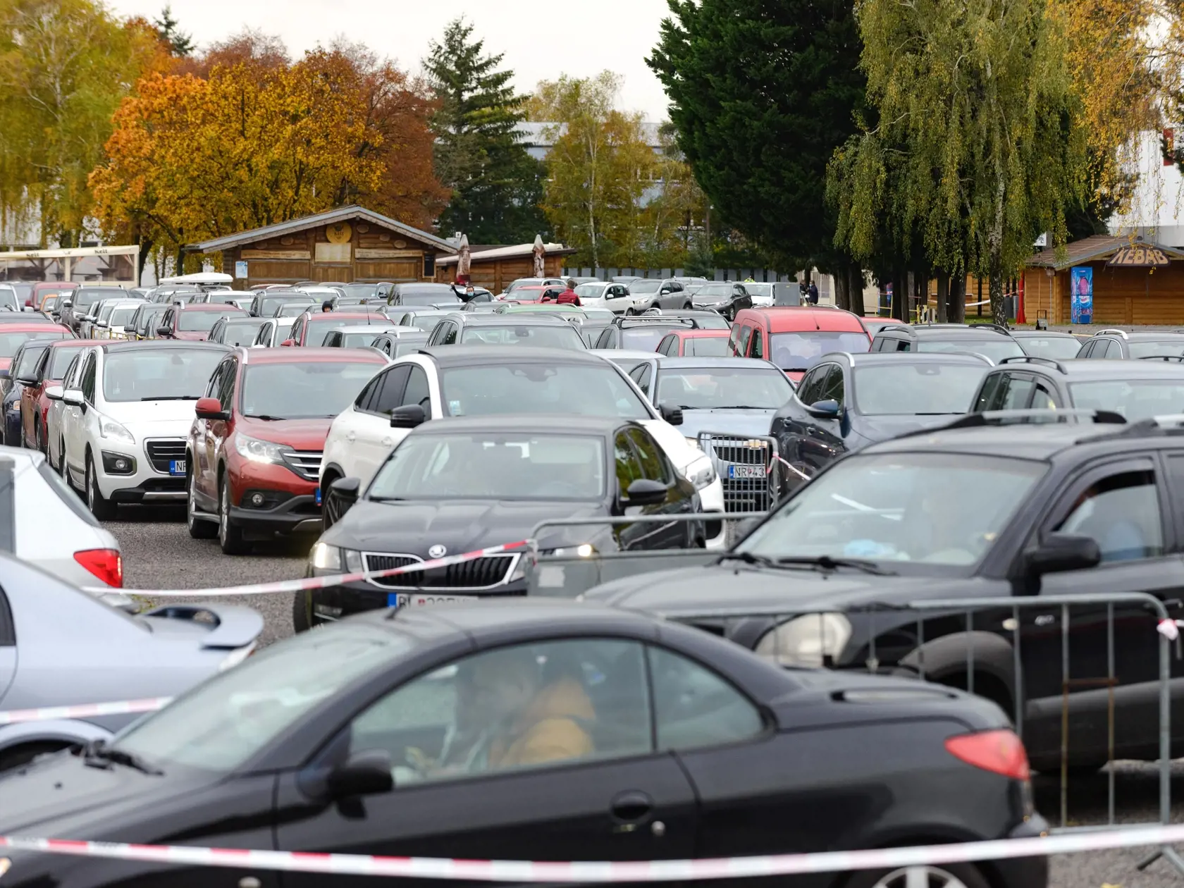 Na Slovensku sa začalo celoplošné testovanie na ochorenie COVID-19. Testovať sa bude od soboty 31. októbra do nedele 1. novembra. Vytvorených má byť viac ako 5000 odberných miest a 4901 odberných tímov. Na snímke odberné miesto na výstavisku Agrokomplex v Nitre 31. októbra 2020
FOTO TASR - Henrich Mišovič