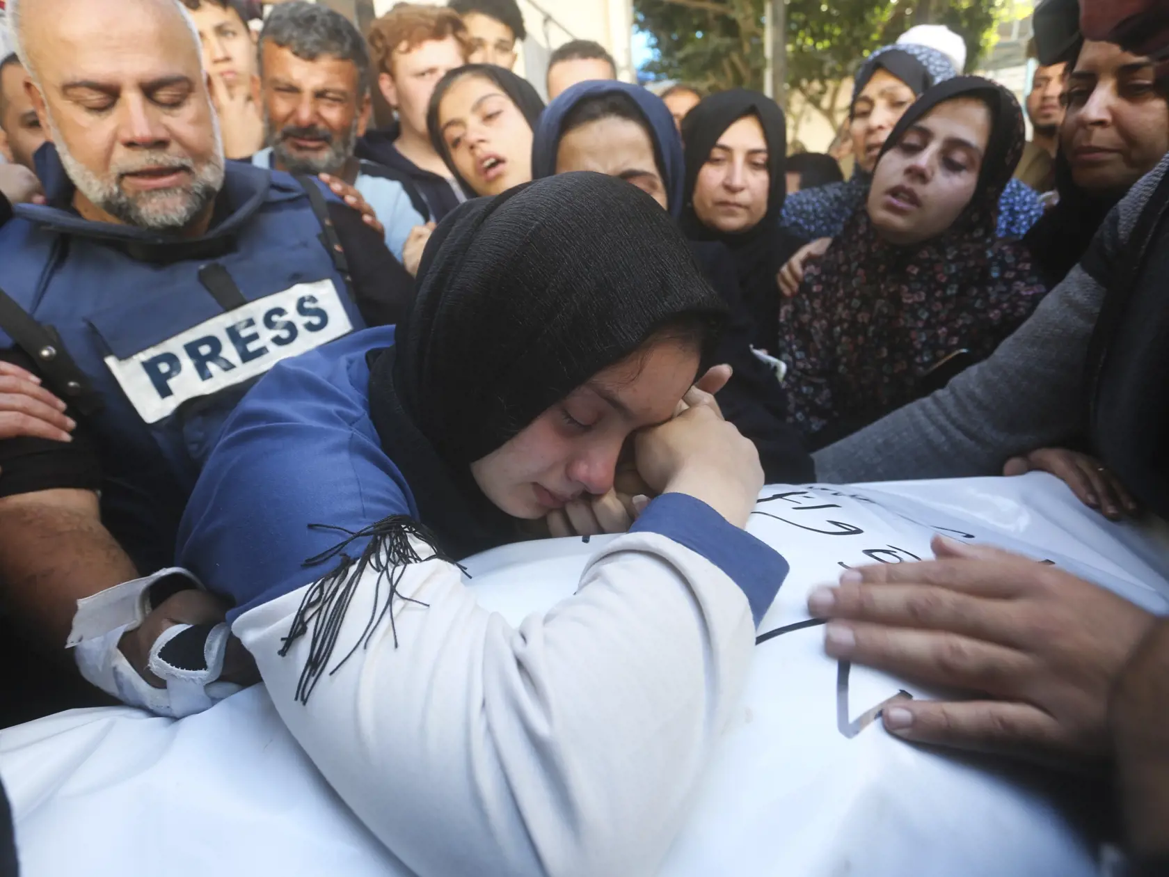 WA 41 Rafah -  Šéf kancelárie panarabskej televízie al-Džazíry v Pásme Gazy Wael Dahdúh (vľavo) stojí pri rakve svojho syna, ktorý prišiel o život pri izraelskom nálete v Pásme Gazy v Rafafu v nedeľu 7. januára 2024. Aj jeho syn Hamza Wael Dahdúh pracoval ako novinár pre al-Džazíru. Wael Dahdúh stratil manželku, ďalšie dve deti a vnuka, ktorí zahynuli pri izraelskom útoku počas prvých týždňov vojny. Nedávno tiež utrpel pri útoku zranenia. FOTO TASR/AP  


Al Jazeera journalist Wael Dahdouh mourn