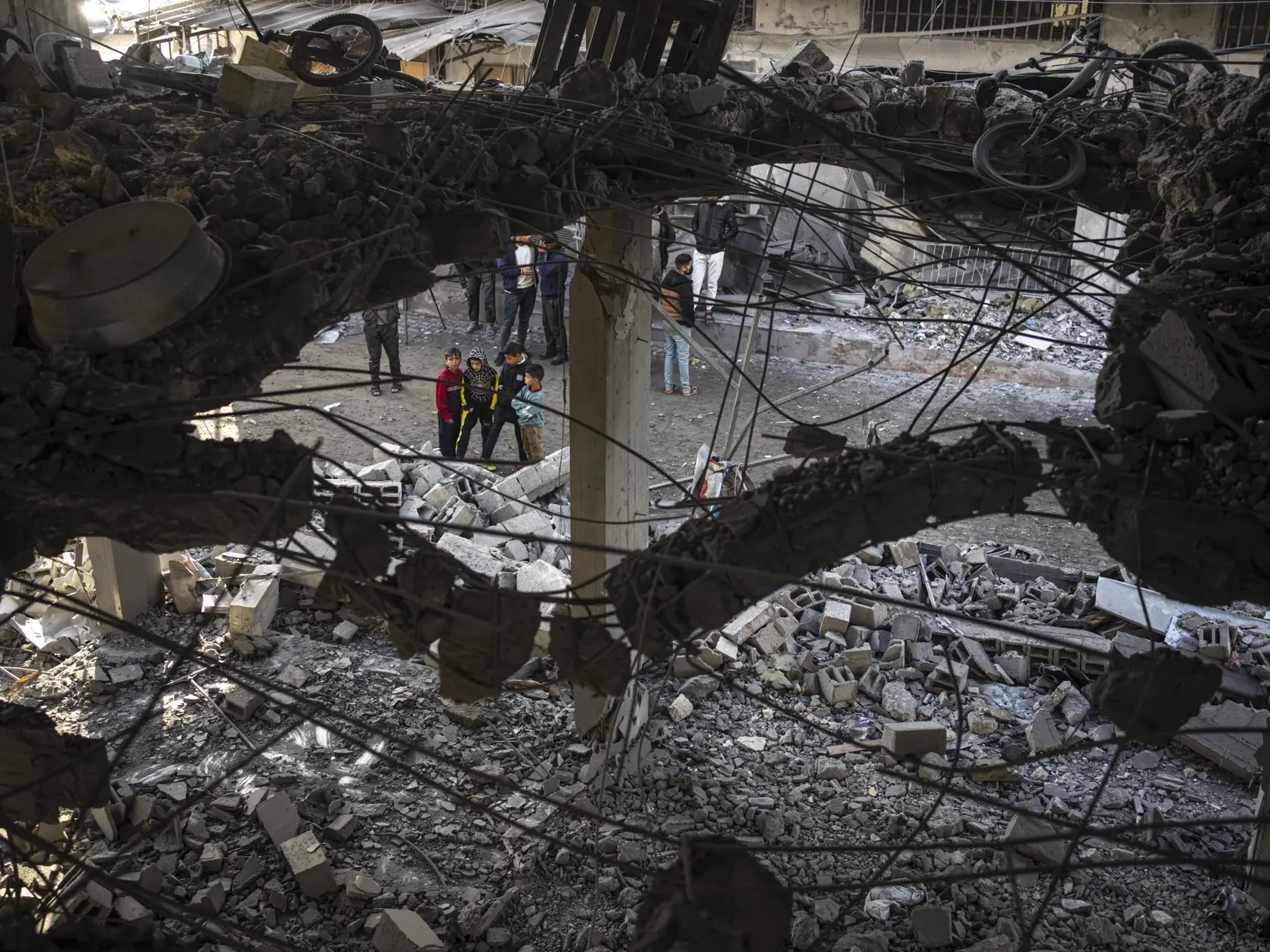JB 24 Rafah - Palestínčania sa pozerajú na škody po izraelskom bombardovaní pásma Gazy v Rafahu, na juhu pásma Gazy 3. januára 2024. FOTO TASR/AP

Palestinians look at the destruction after an Israeli strike in Rafah, southern Gaza Strip, Wednesday, Jan. 3, 2024. (AP Photo/Fatima Shbair)