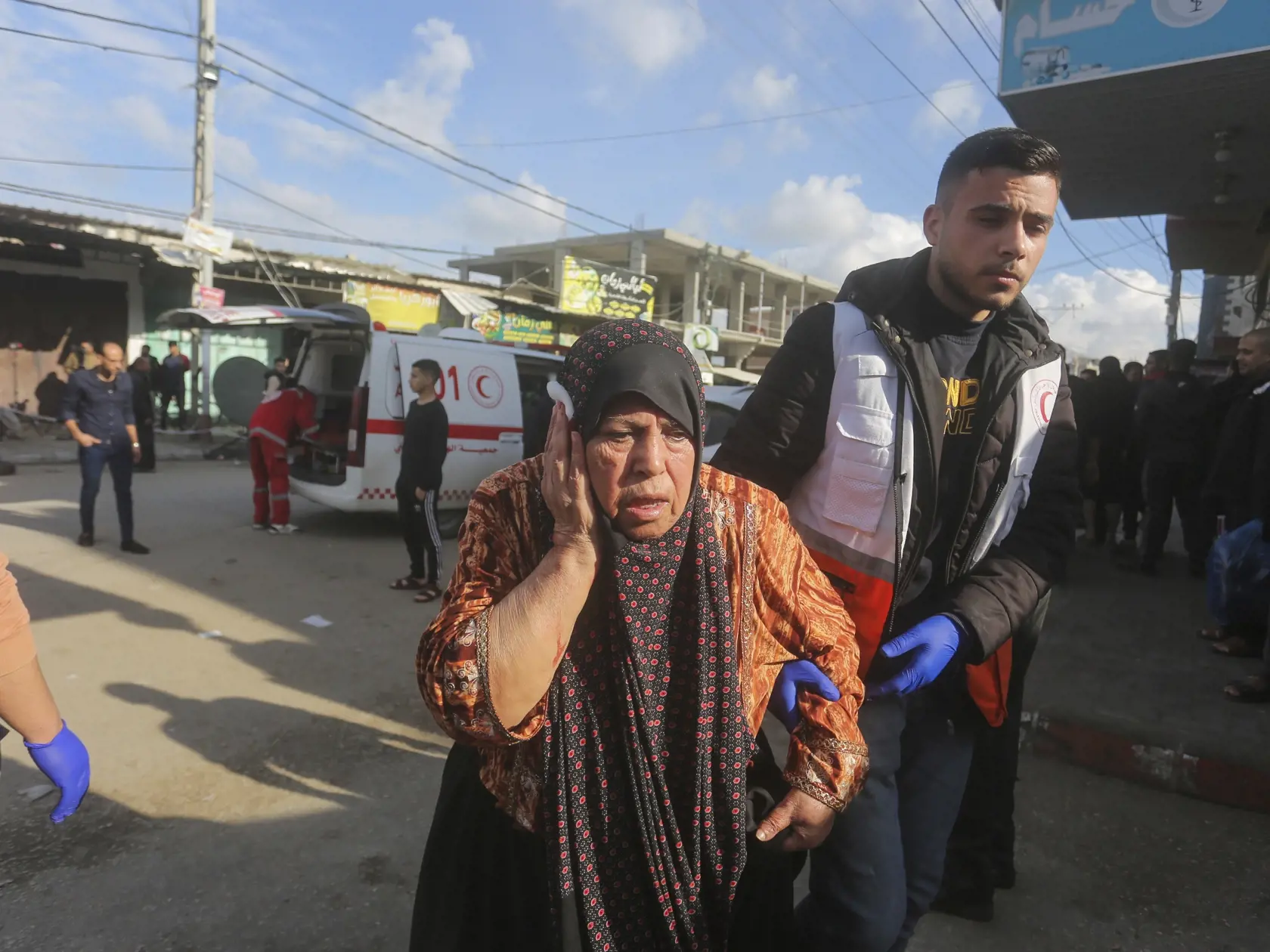 JB 9 Rafah - Palestínčania prinášajú do nemocnice zranenú palestínsku ženu po izraelskom bomardovaní pásma Gazy v Rafahu 3. januára 2024. FOTO TASR/AP

A Palestinian woman wounded in the Israeli bombardment of the Gaza Strip is brought to a hospital in Rafah on Wednesday, Jan. 3, 2024. (AP Photo/Hatem Ali)