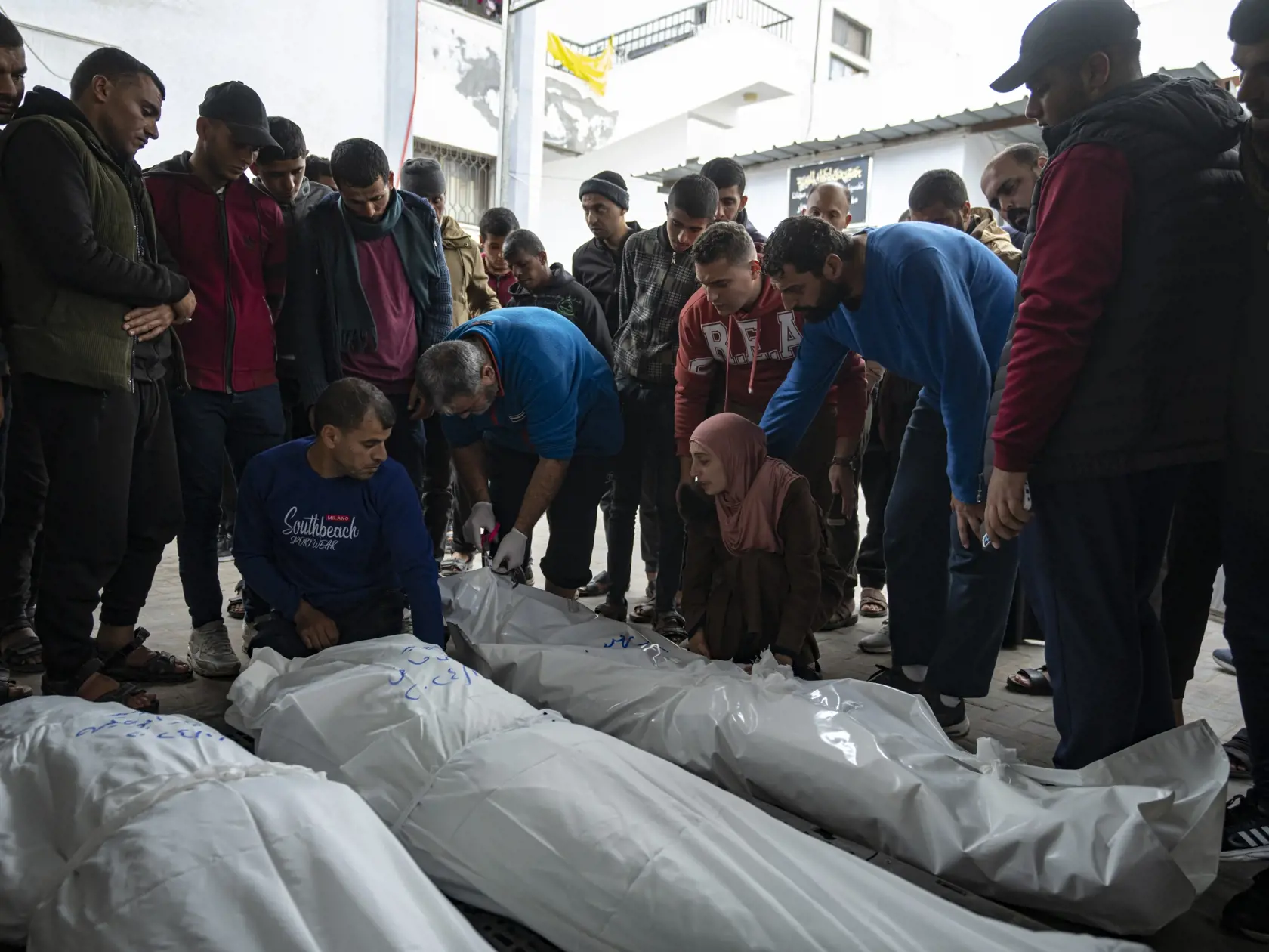 JB 39 Rafah - Palestínčania žialia nad telami svojich príbuzných zabitých po izraelskom bomardovaní pásma Gazy v márnici v Rafahu 3. januára 2024. FOTO TASR/AP

Palestinians mourn their relatives killed in the Israeli bombardment of the Gaza Strip, outside a morgue in Rafah, southern Gaza, Wednesday, Jan. 3, 2024. (AP Photo/Fatima Shbair)
