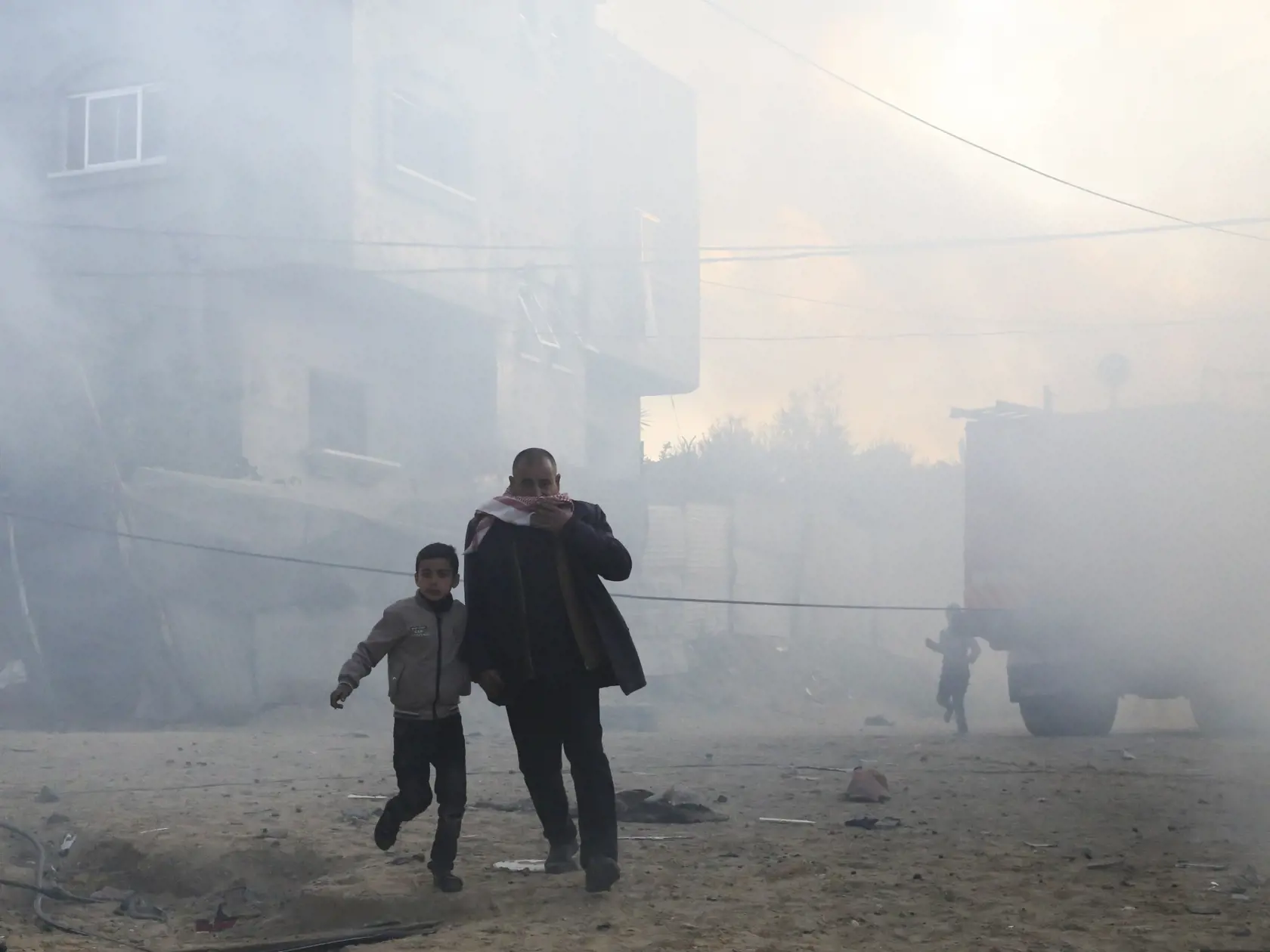JB 18 Rafah - Palestínčania utekajú po izraelskom leteckom útoku na obytnú budovu pásma Gazy v Rafahu, na juhu pásma Gazy 19. februára 2024. FOTO TASR/AP

Palestinians run away after an Israeli strike on a residential building in Rafah, Monday, Feb. 19, 2024. (AP Photo/Hatem Ali)