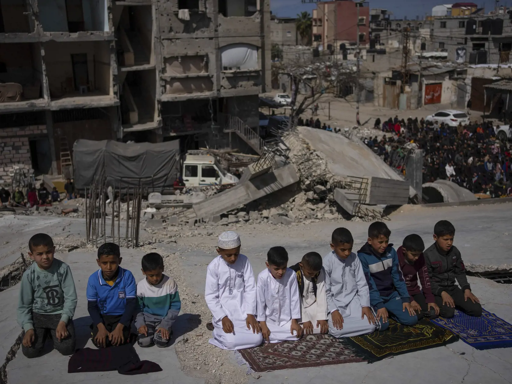 WA 63 Rafah - Palestínski chlapci sa modlia pred mešitou, ktorú zničil raketový útok izraelskej armády v meste Rafah v Pásme Gazy v piatok 8. marca 2024. Pre moslimských veriacich sa v nedeľu 10. marca začína pôstny mesiac ramadán. Z dôvodu rôznych metód výpočtu sa termín začiatku môže líšiť o jeden deň. Americký prezident Joe Biden v piatok varoval, že vyrokovať prímerie medzi Izraelom a militantným hnutím Hamas ešte pred začiatkom moslimského posvätného mesiaca ramadán, ktorý sa začína v nedeľ
