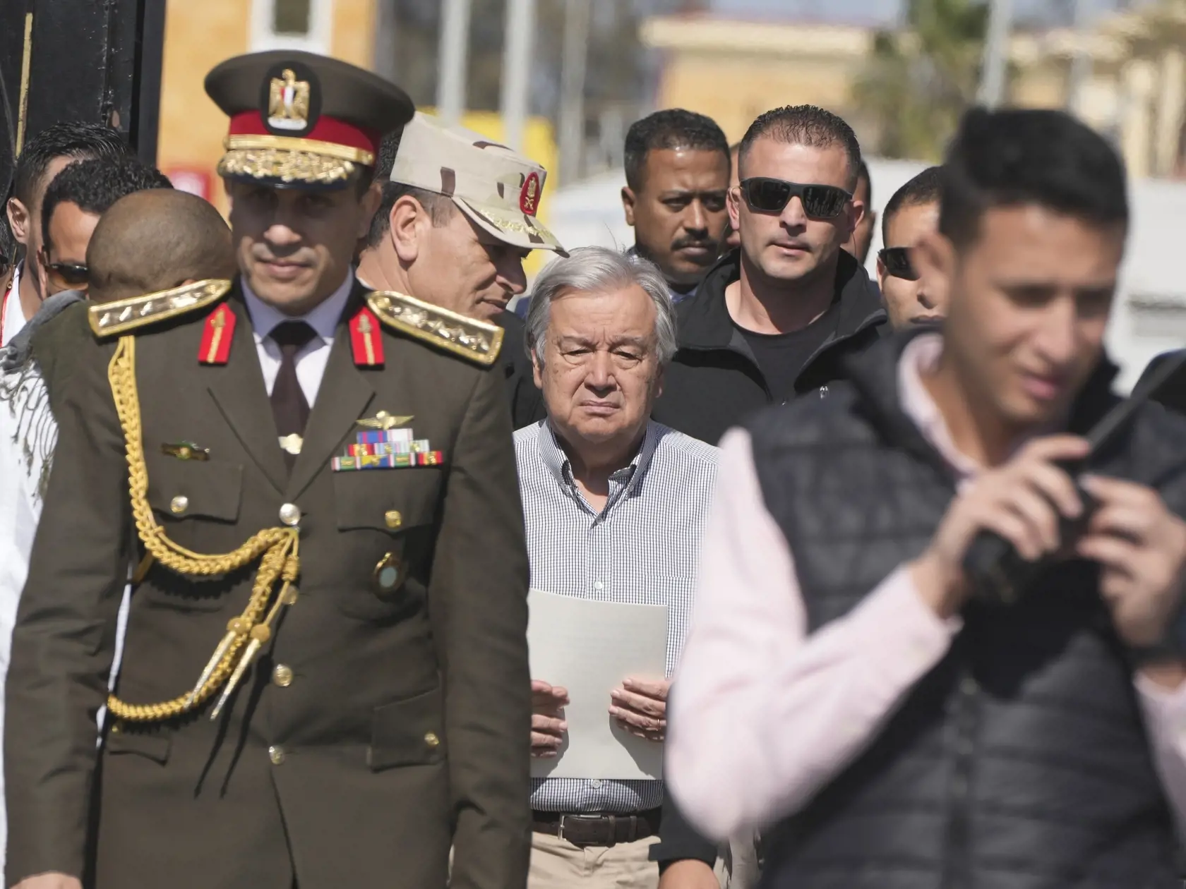 KK32 Rafah - Generálny tajomník OSN António Guterres kráča počas návštevy hranice Egypta a Pásma Gazy v sobotu 23. marca 2024. Generálny tajomník OSN António Guterres v sobotu počas návštevy hranice Egypta a Pásma Gazy vyhlásil, že svet už videl dosť vojnových hrôz, a vyzval na zastavenie bojov, aby do oblasti mohla prúdiť humanitárna pomoc. FOTO TASR/AP
United Nations Secretary General Antonio Guterres visits the Rafah border crossing between Egypt and the Gaza Strip, Saturday, March 23, 2024. 