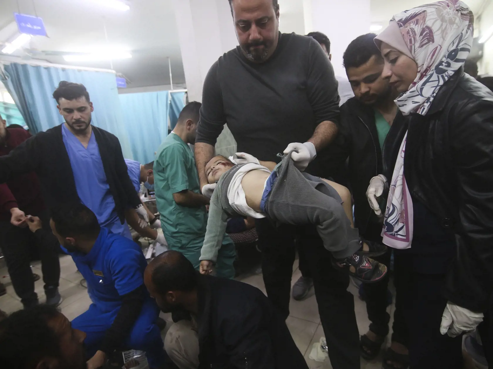 JB 36 Rafah - Zranení Palestínčania po izraelskom bombardovaní pásma Gazy dostávajú ošetrenie v nemocnici v Rafahu, na juhu pásma Gazy 20. marca 2024. FOTO TASR/AP

Palestinians wounded in an Israeli strike are treated in a hospital in Rafah, Gaza Strip, Tuesday, March 20, 2024. (AP Photo/Hatem Ali)