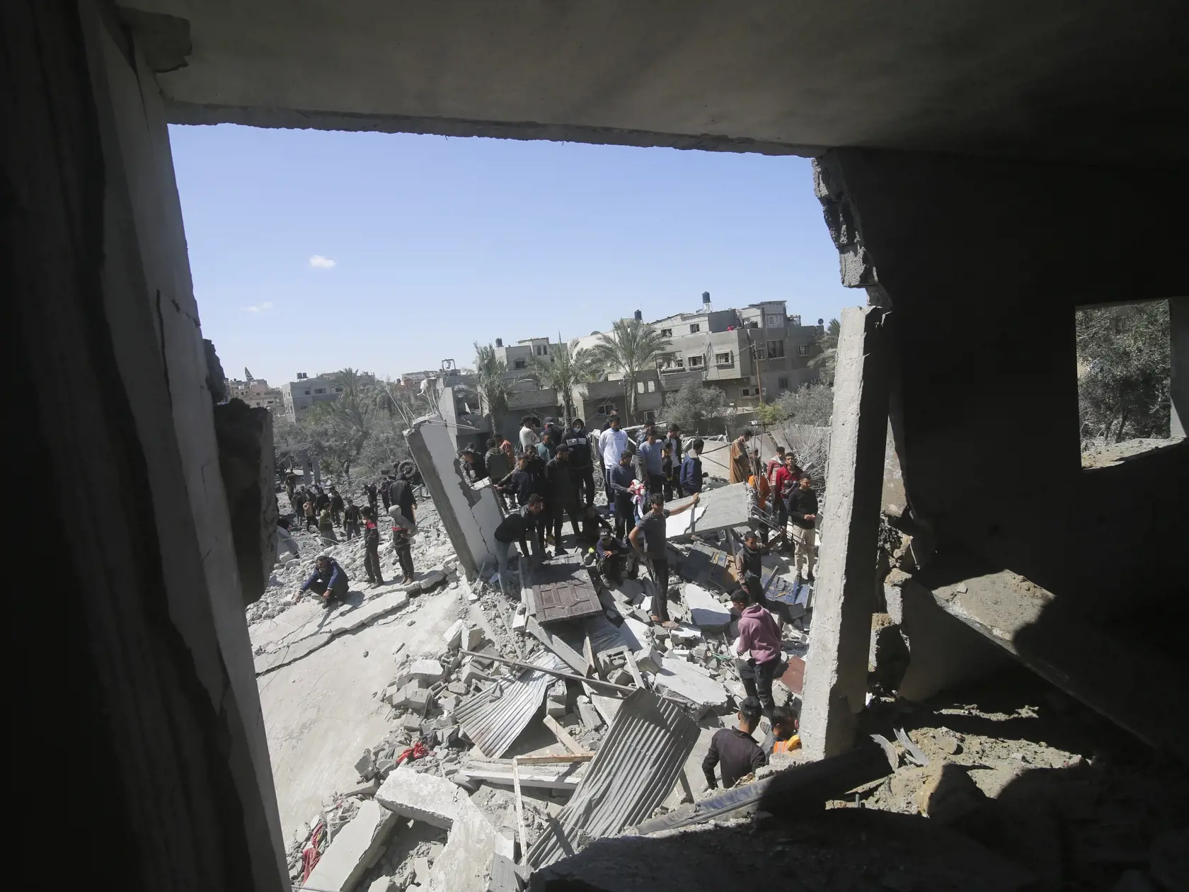 JB 31 Rafah - Palestínčania sa pozerajú na zničenú obytnú budovu po izraelskom bombardovaní pásma Gazy v Rafahu, na juhu pásma Gazy 20. marca 2024. FOTO TASR/AP

Palestinians look at a residential building destroyed in an Israeli strike in Rafah, Gaza Strip, Tuesday, March 20, 2024. (AP Photo/Hatem Ali)