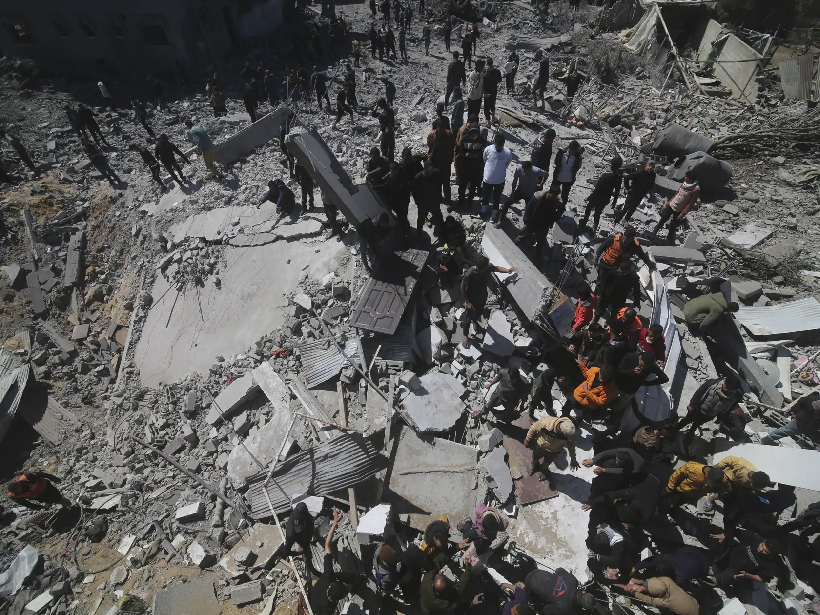 JB 30 Rafah - Palestínčania sa pozerajú na zničenú obytnú budovu po izraelskom bombardovaní pásma Gazy v Rafahu, na juhu pásma Gazy 20. marca 2024. FOTO TASR/AP

Palestinians look at a residential building destroyed in an Israeli strike in Rafah, Gaza Strip, Tuesday, March 20, 2024. (AP Photo/Hatem Ali)
