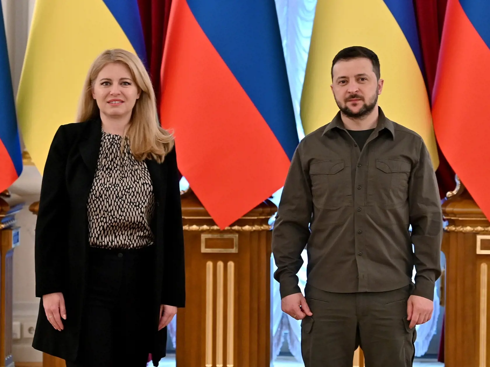 Na snímke prezidentka SR Zuzana Čaputová (vľavo) a ukrajinský prezident Volodymyr Zelenskyj pózujú počas stretnutia v Kyjeve v utorok 31. mája 2022.