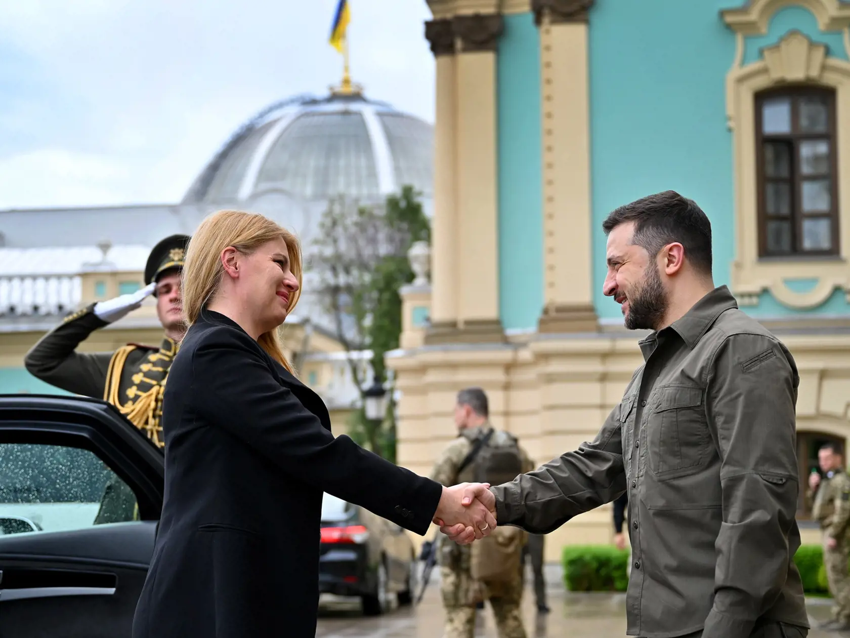 Na snímke prezidentka SR Zuzana Čaputová (vľavo) a ukrajinský prezident Volodymyr Zelenskyj si podávajú ruky počas stretnutia v Kyjeve v utorok 31. mája 2022.