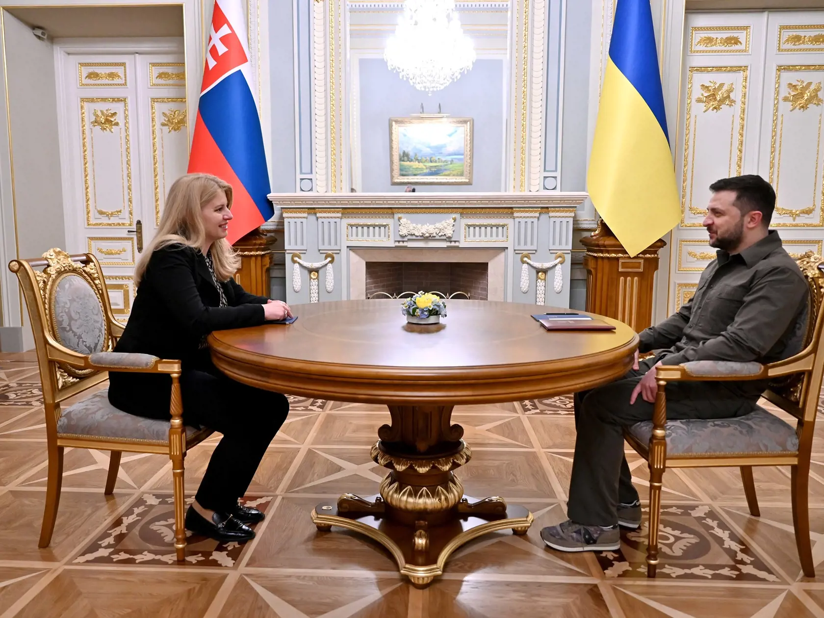 Na snímke prezidentka SR Zuzana Čaputová (vľavo) a ukrajinský prezident Volodymyr Zelenskyj sa rozprávajú počas stretnutia v Kyjeve v utorok 31. mája 2022.