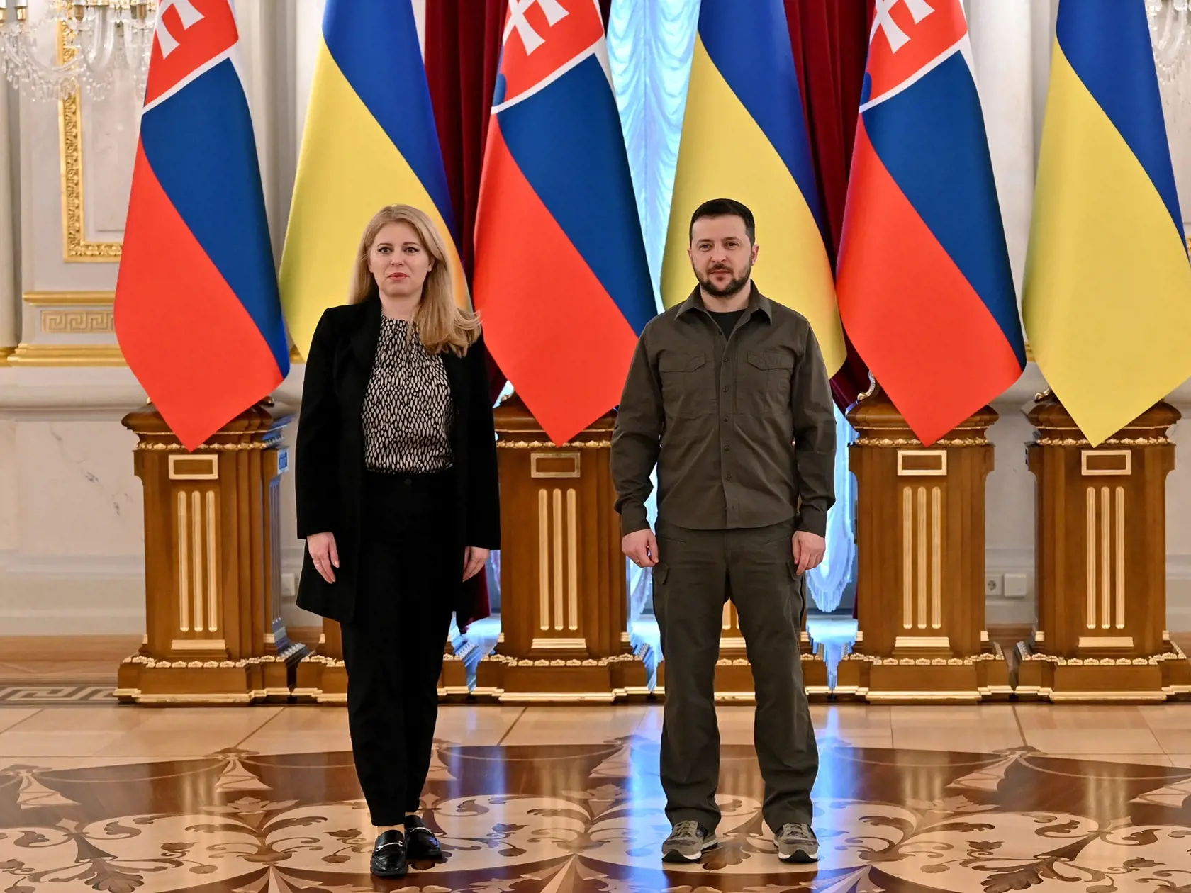 Na snímke prezidentka SR Zuzana Čaputová (vľavo) a ukrajinský prezident Volodymyr Zelenskyj pózujú počas stretnutia v Kyjeve v utorok 31. mája 2022.
