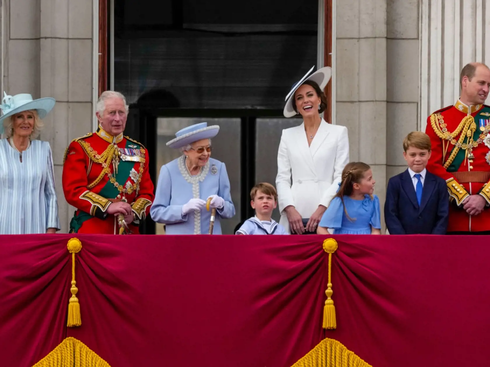 Princ Louis (4) bol dokonalým obrazom svojho otca princa Williama, keď sa pripojil k svojej rodine na slávnostný sprievod Trooping the Color. Princ Louis mal na sebe oblečený biely námornícky oblek.