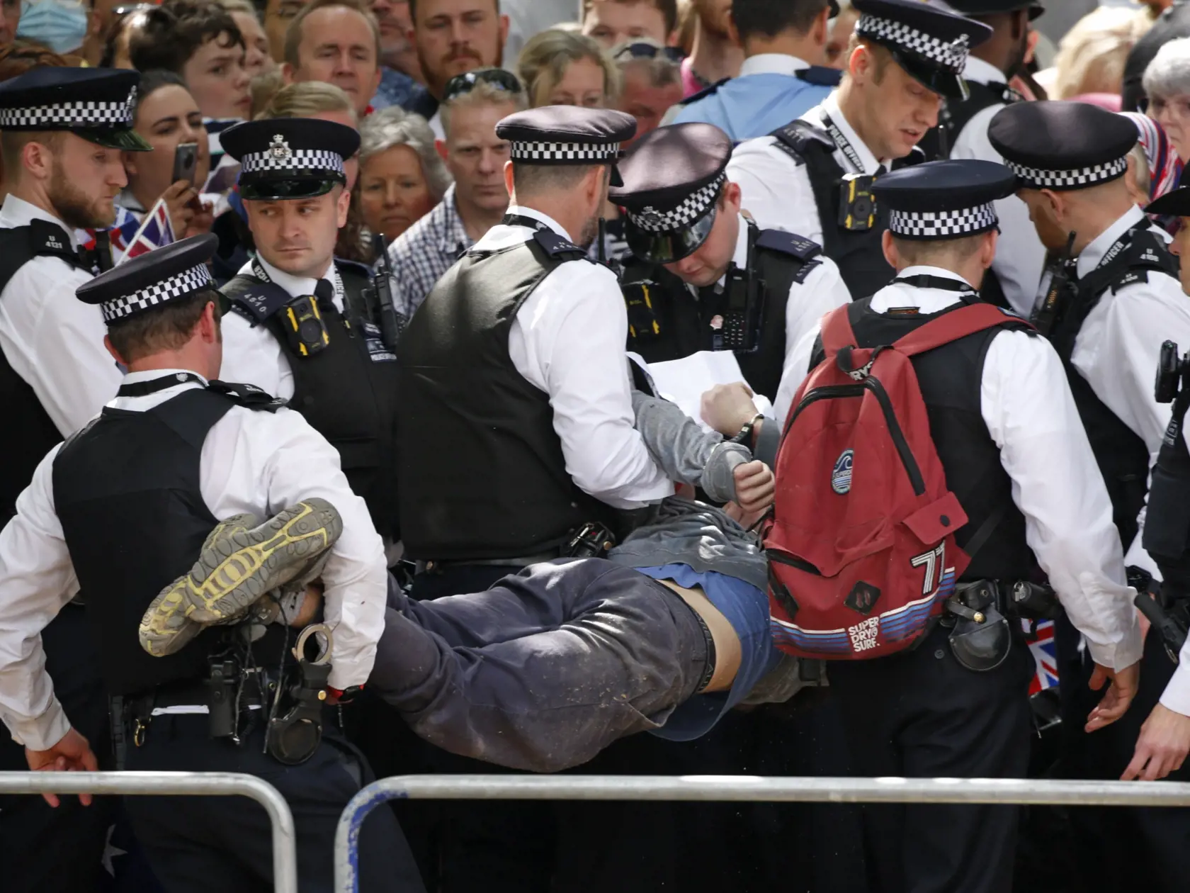 WA 51 Londýn - Policajti zadržali muža, ktorý narušil slávnostnú vojenskú prehliadku (Trooping the Color), ktorou sa začali štvordňové oslavy 70. výročia nástupu britskej kráľovnej Alžbety II. na trón v Londýne vo štvrtok 2. júna 2022. Kráľovná Alžbeta II. (96) oslávila 70 rokov na tróne vo februári a celonárodné oslavy jej platinového jubilea, vrátane ďakovnej bohoslužby a hudobného koncertu pred Buckinghamským palácom, sa budú konať od 2. do 5. júna. FOTO TASR/AP
   
Police officers remove a m
