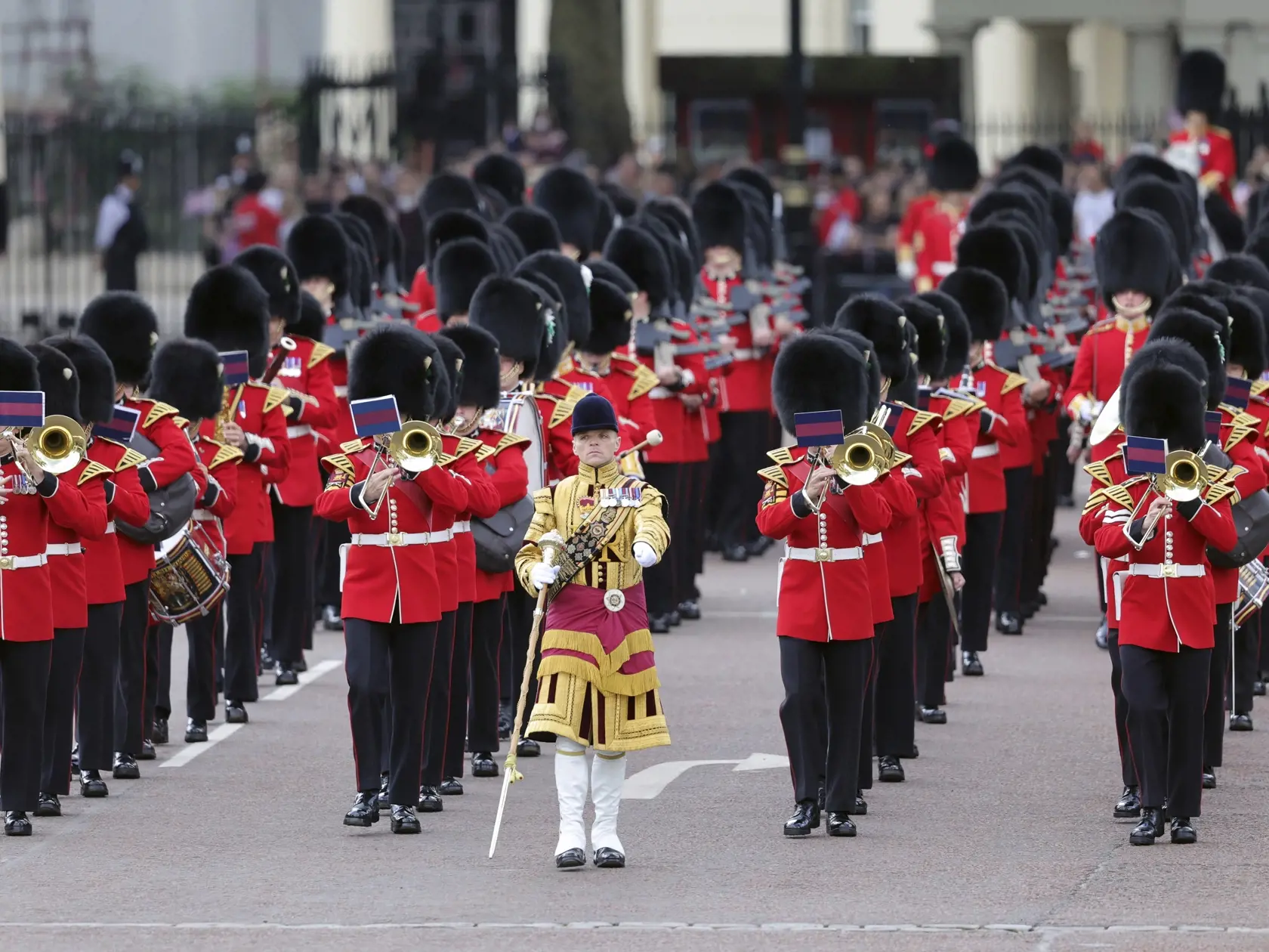WA 46 Londýn - Príslušníci Waleskej gardy hrajú počas slávnostného vojenského sprievodu (Trooping the Color), ktorým sa začali štvordňové oslavy 70. výročia nástupu britskej kráľovnej Alžbety II. na trón v Londýne vo štvrtok 2. júna 2022. Kráľovná Alžbeta II. (96) oslávila 70 rokov na tróne vo februári a celonárodné oslavy jej platinového jubilea, vrátane ďakovnej bohoslužby a hudobného koncertu pred Buckinghamským palácom, sa budú konať od 2. do 5. júna. FOTO TASR/AP
   
The Band of the Welsh G