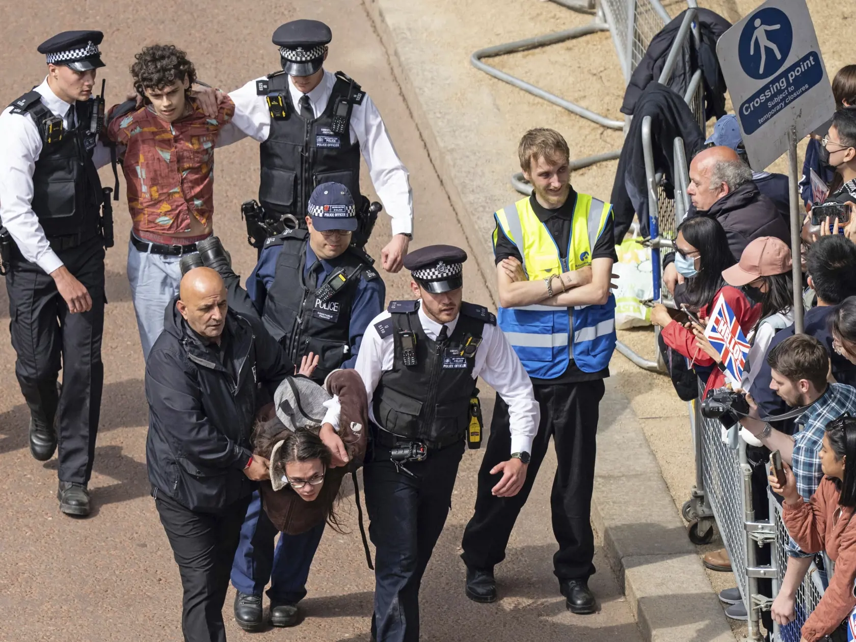 WA 52 Londýn - Policajti zadržali muža, ktorý narušil slávnostnú vojenskú prehliadku (Trooping the Color), ktorou sa začali štvordňové oslavy 70. výročia nástupu britskej kráľovnej Alžbety II. na trón v Londýne vo štvrtok 2. júna 2022. Kráľovná Alžbeta II. (96) oslávila 70 rokov na tróne vo februári a celonárodné oslavy jej platinového jubilea, vrátane ďakovnej bohoslužby a hudobného koncertu pred Buckinghamským palácom, sa budú konať od 2. do 5. júna. FOTO TASR/AP
   
Police officers remove a m